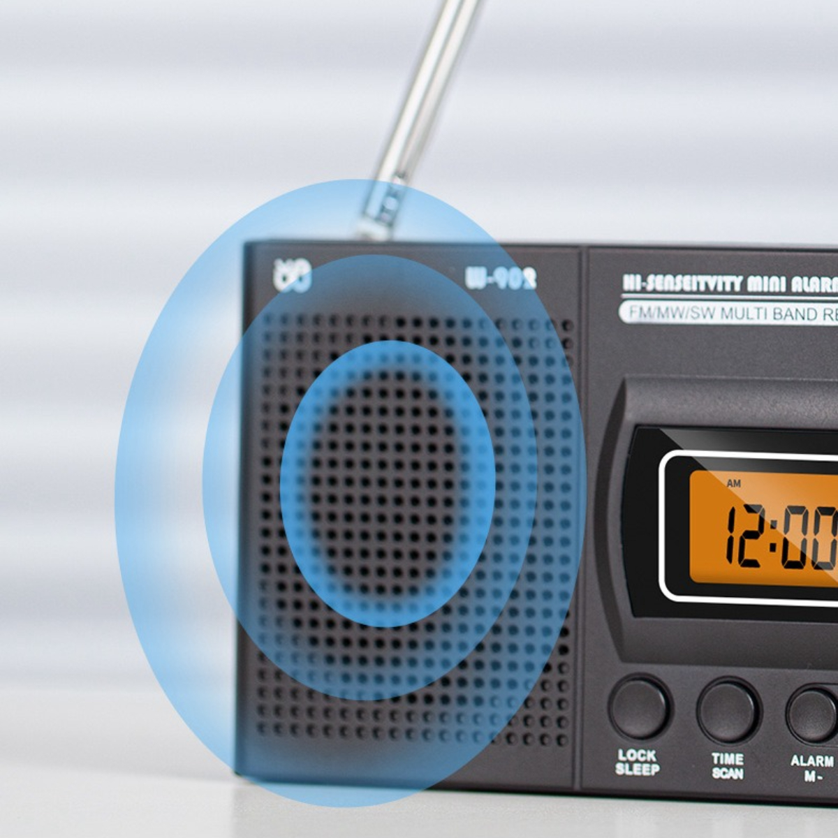 Ein schwarzes Radio mit einer Anzeige, die 12:00 Uhr anzeigt, und Schallwellen, die vom Lautsprecher ausgehen.