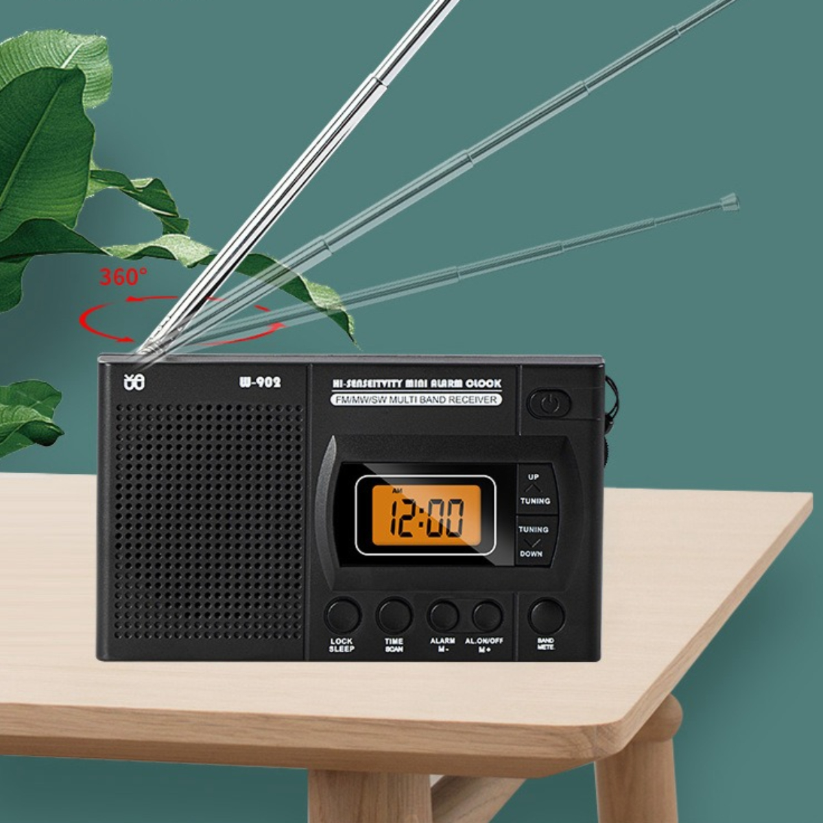 Ein schwarzes Retro-Radio mit Digitaluhr und ausziehbarer Antenne.