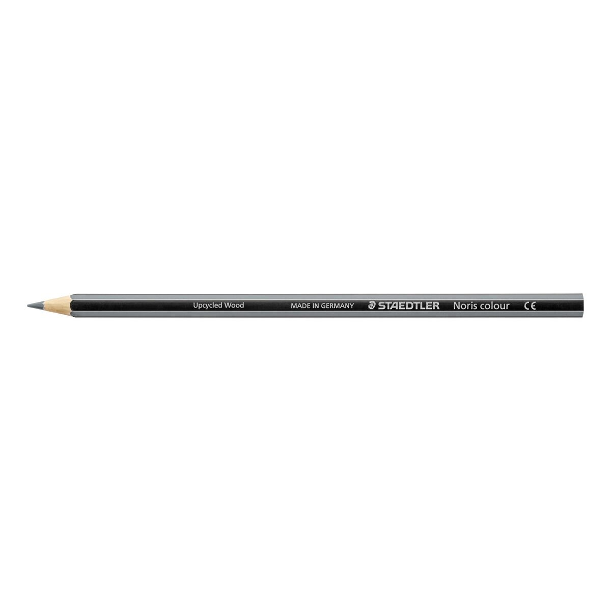 Ein Bleistift mit schwarz-grauen Streifen und den Worten „Upcycled Wood“, „MADE IN GERMANY“ und „STAEDTLER“.