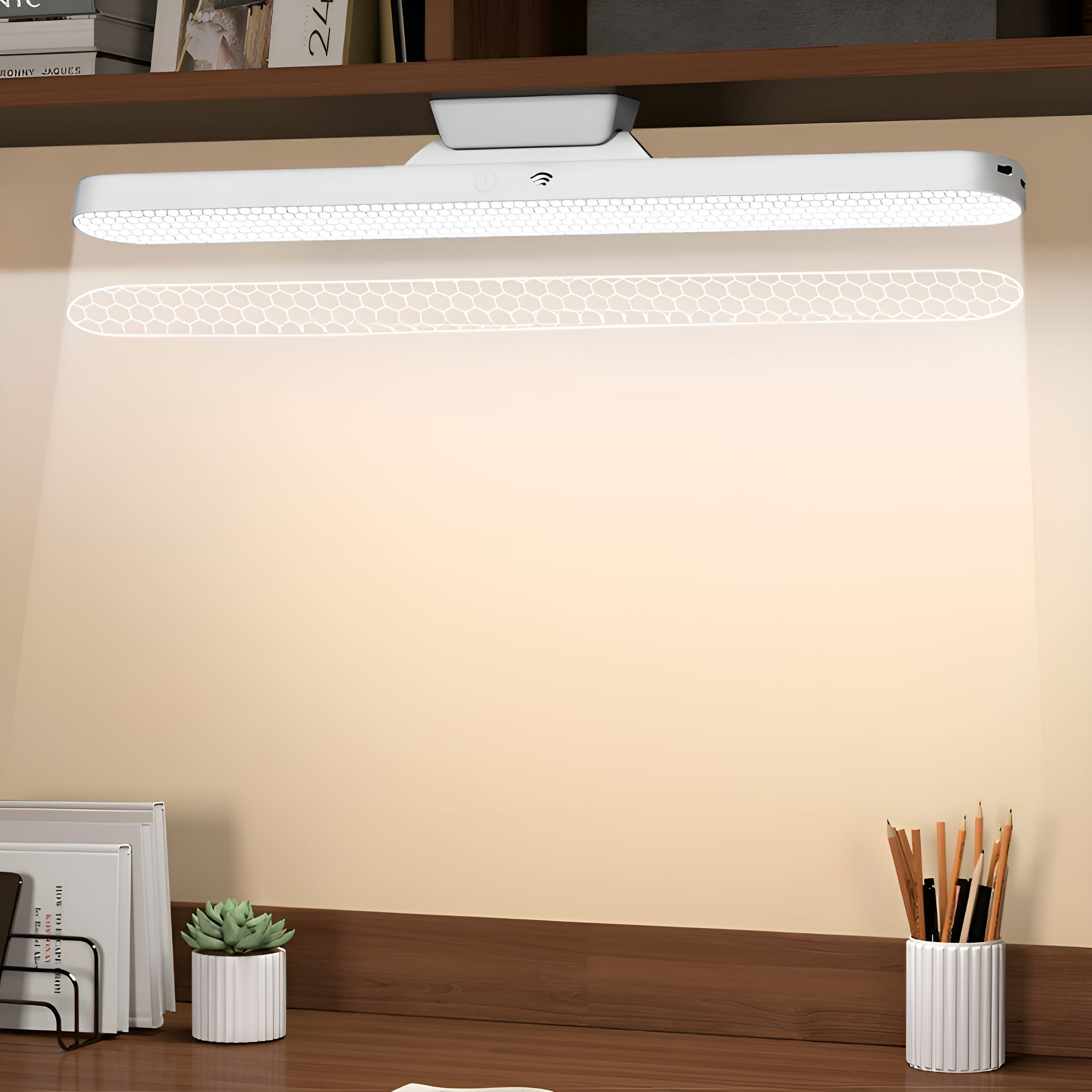 Weiße LED-Schreibtischlampe über einem Schreibtisch mit Büchern und Bleistiften, die Licht nach unten projiziert.