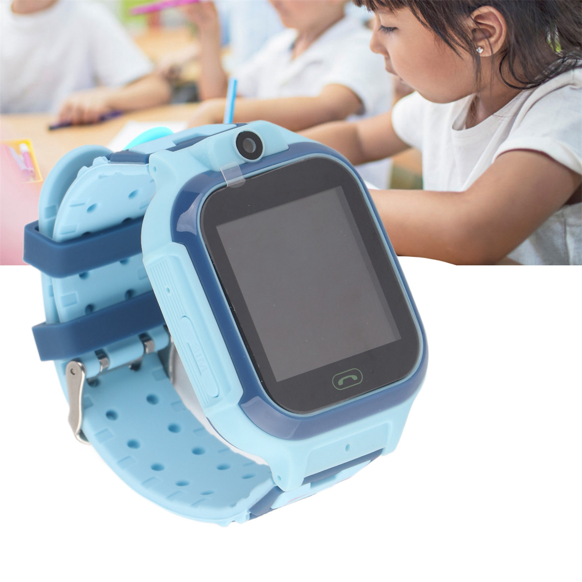 Eine hellblaue Smartwatch am Handgelenk mit einem Kind im Hintergrund.