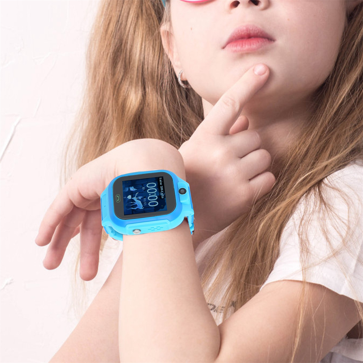 Ein Kind trägt eine blaue Smartwatch mit Touchscreen.