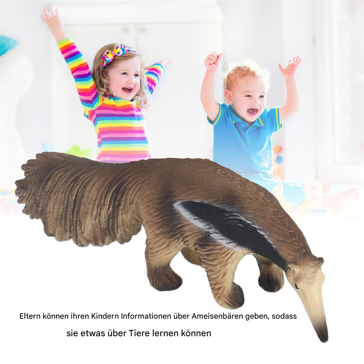 Zwei glückliche Kinder mit erhobenen Armen und ein braunes Ameisenbär-Spielzeug im Vordergrund.