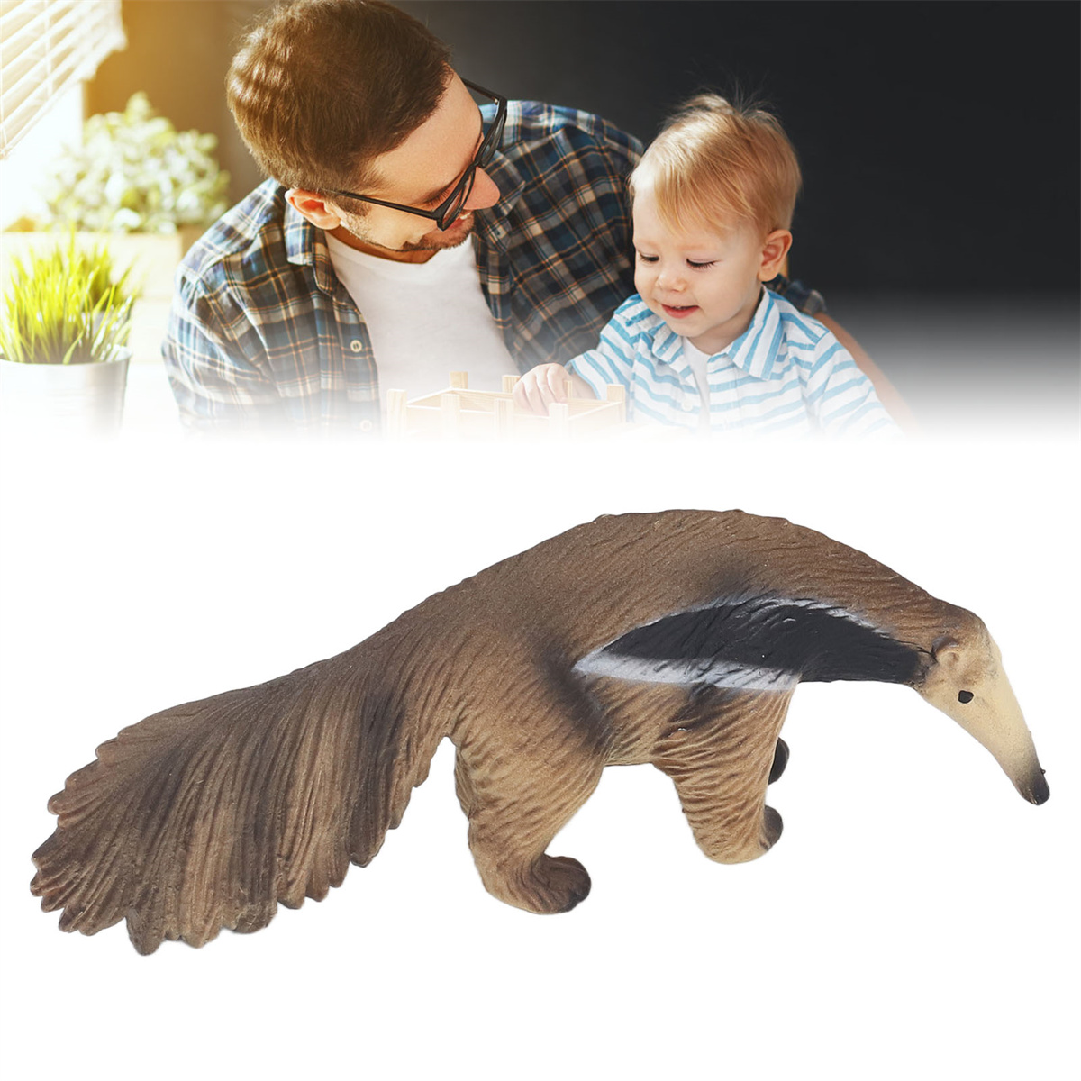 Ein Vater und ein Kind sind zusammen. Ein Spielzeug-Ameisenbär ist im Vordergrund.