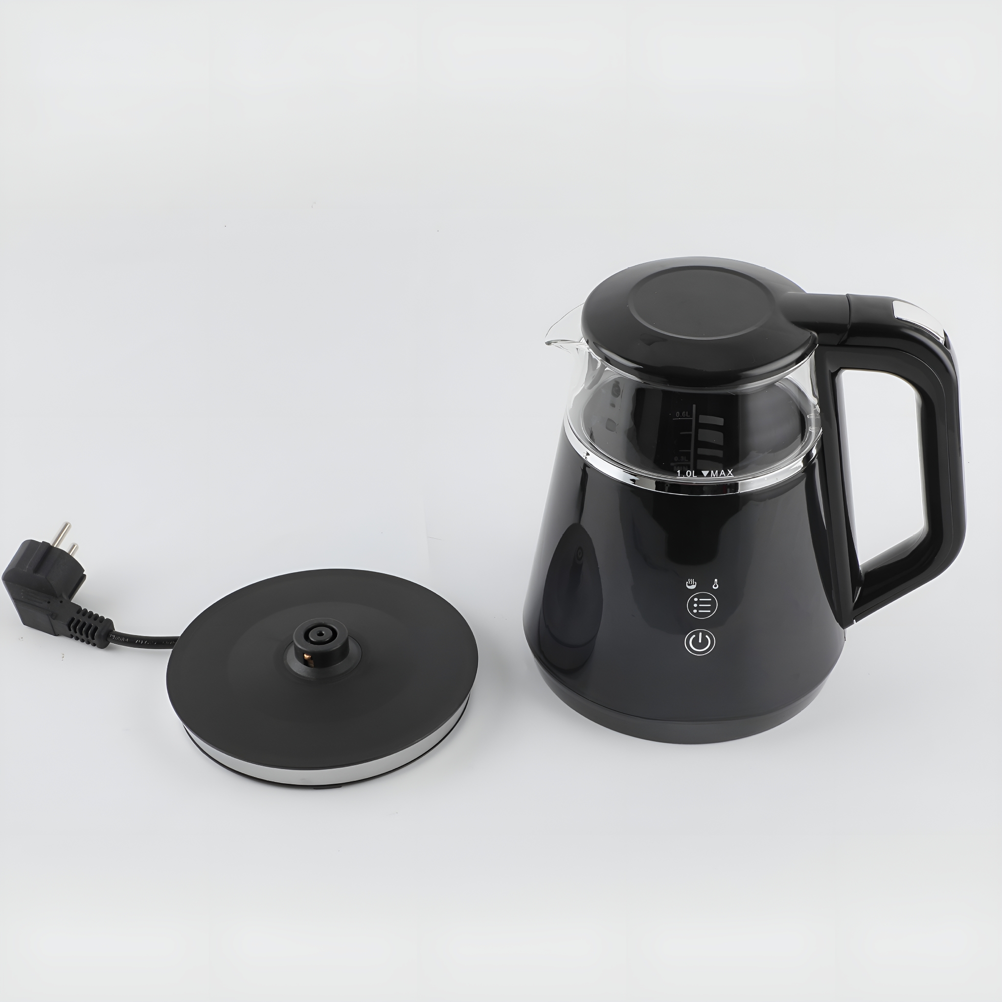 Ein schwarzer elektrischer Wasserkocher mit Sockel und Stecker, vor weißem Hintergrund.