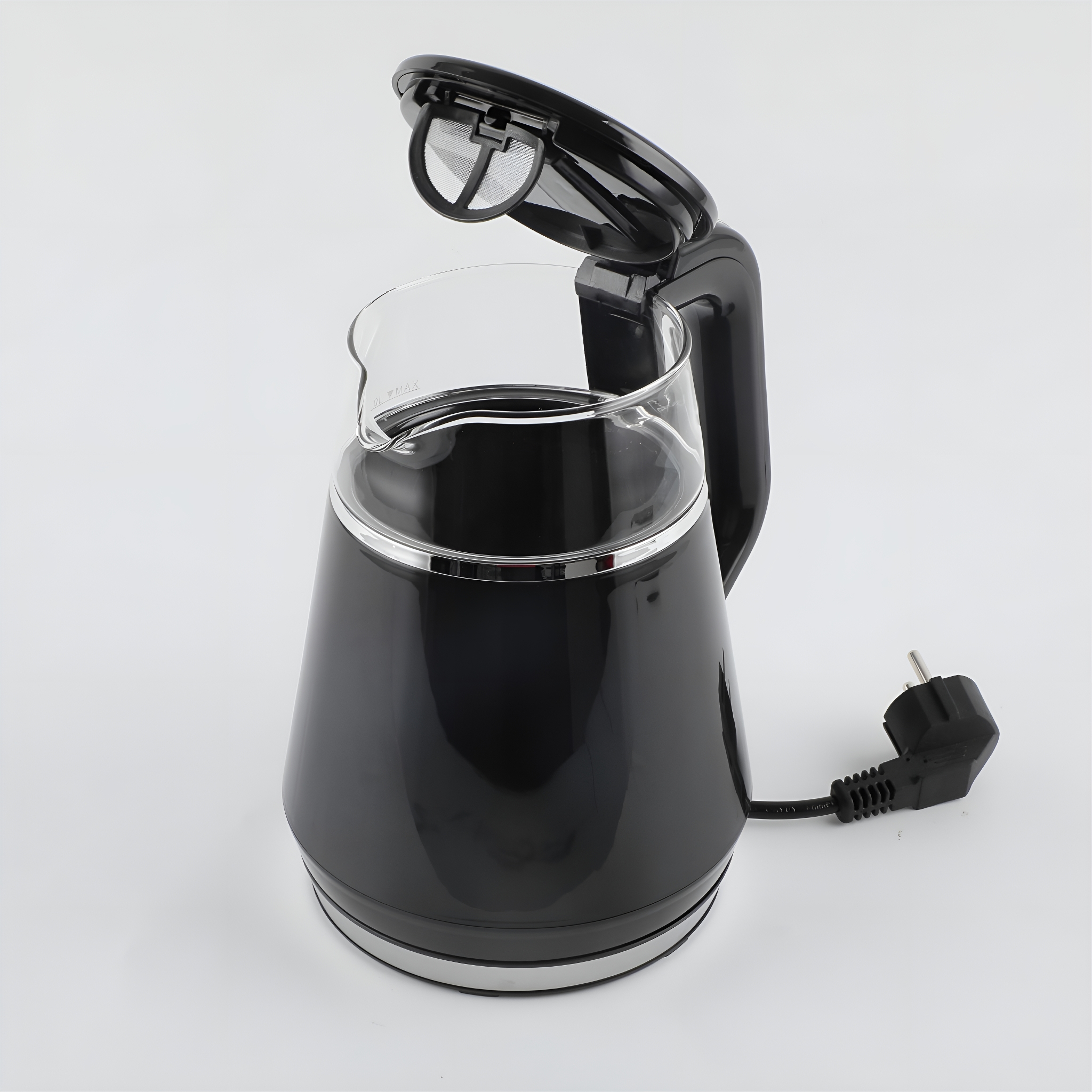 Ein schwarzer Wasserkocher mit offenem Deckel. Der Wasserkocher hat ein transparentes Glas und ein Netzstecker ist zu sehen.