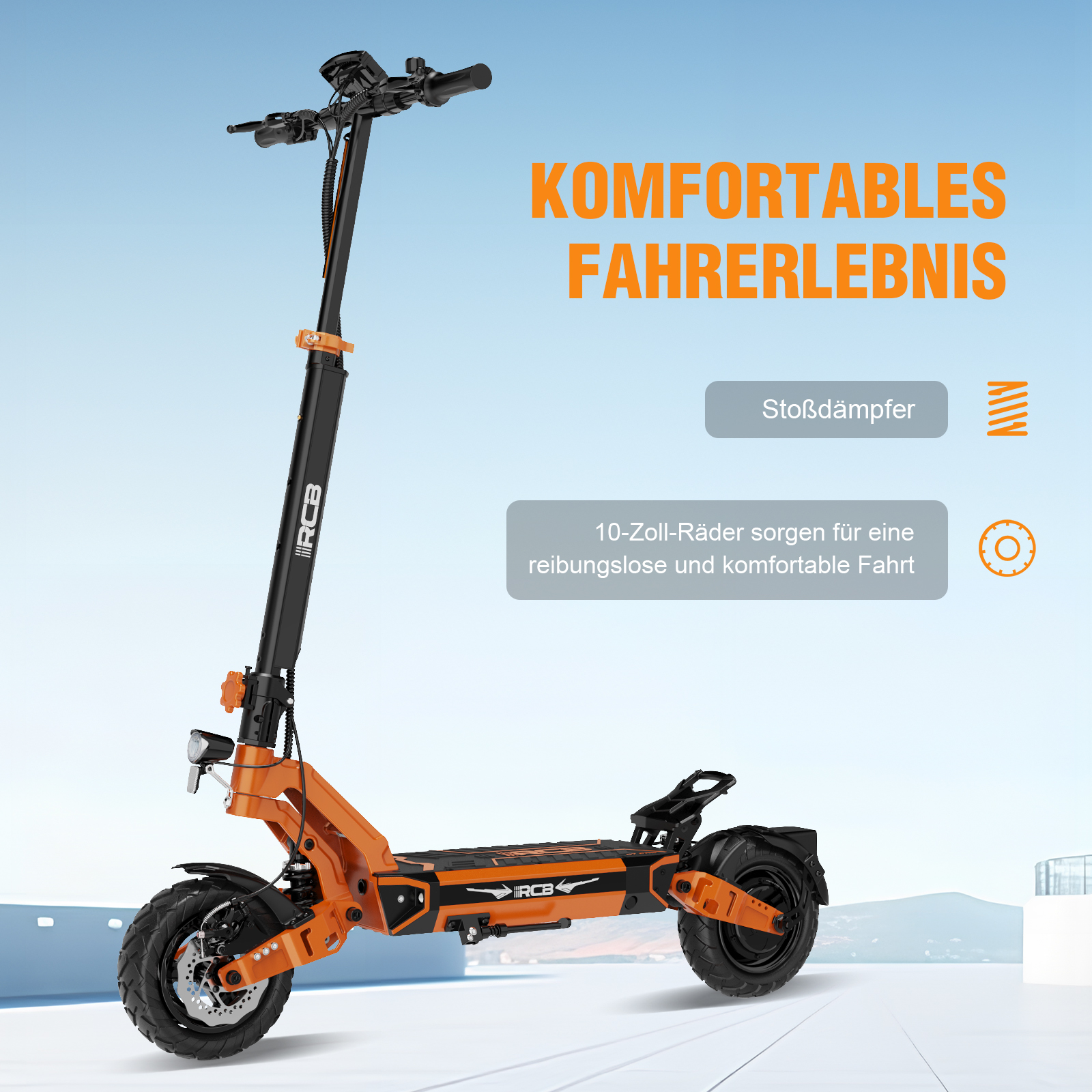 Ein orangefarbener und schwarzer Elektroroller auf hellblauem Hintergrund.