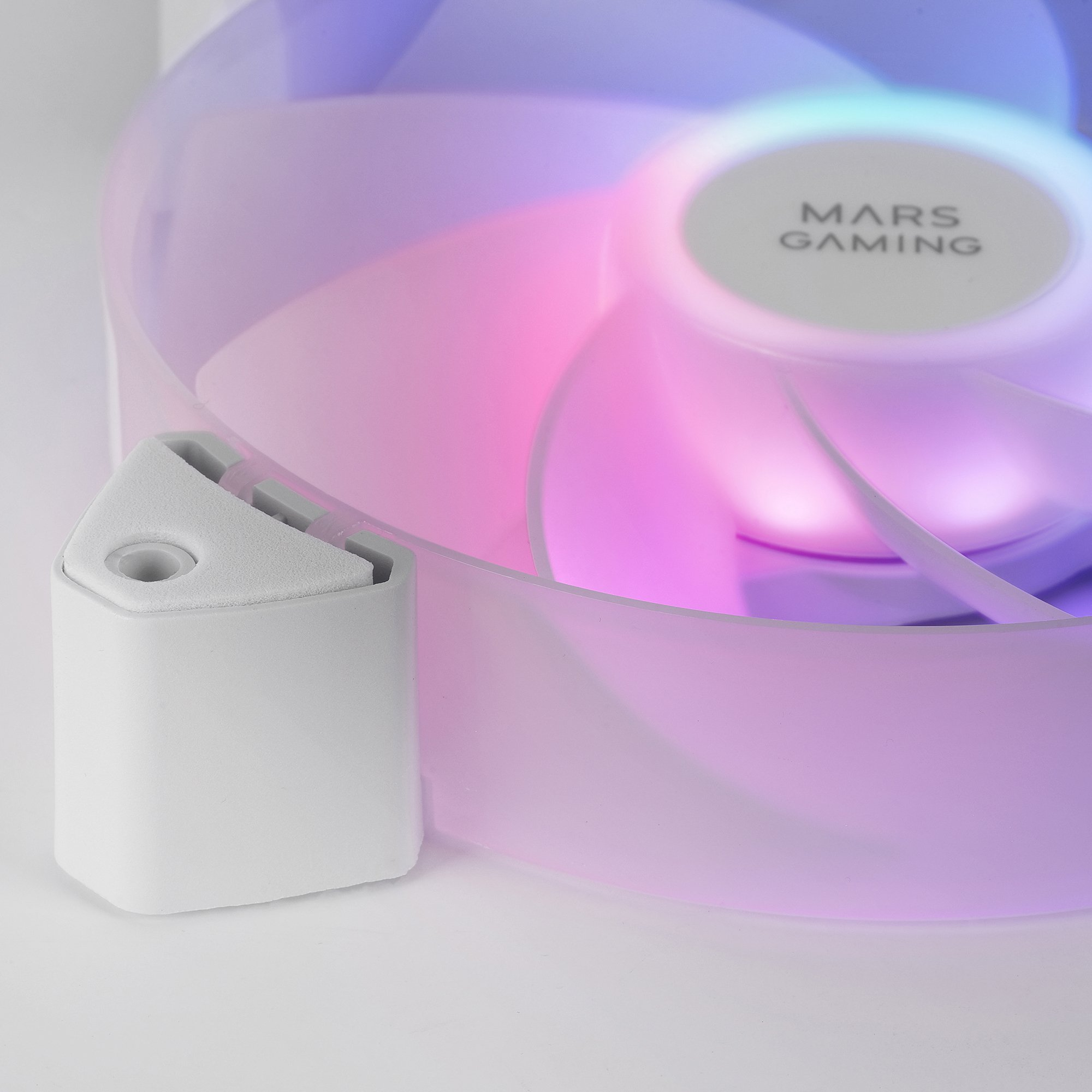 Zbliżenie wentylatora komputerowego z białą ramką i kolorowymi światłami LED.