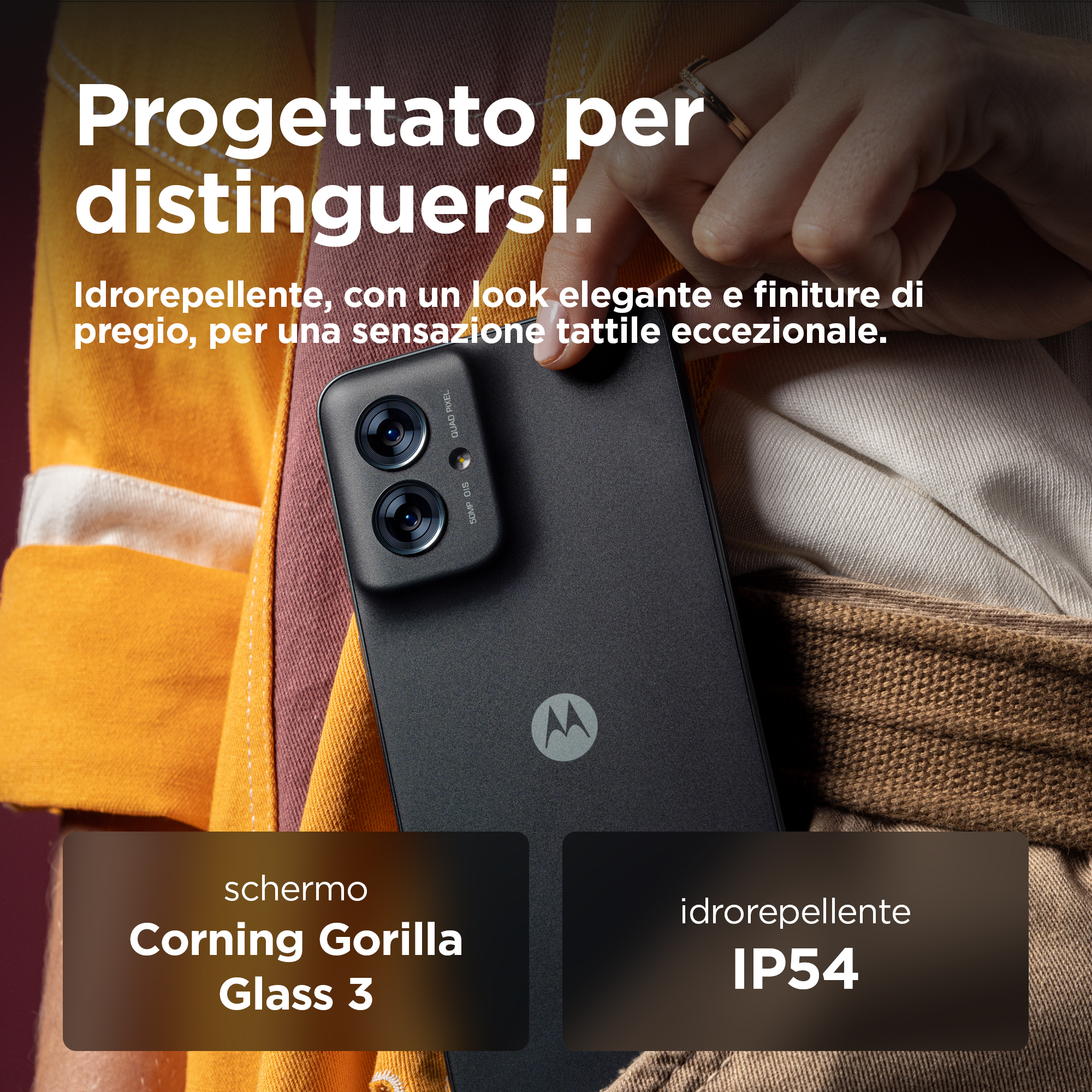 Czarny smartfon trzymany przez osobę. Ekran jest czarny.