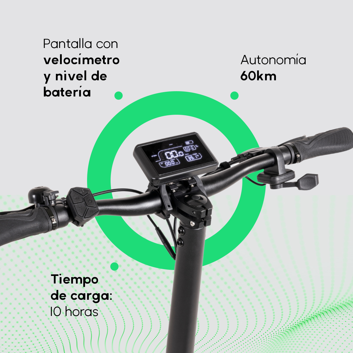 Zwarte elektrische scooter met digitaal display. Teksten tonen snelheid en batterijniveau. Groene cirkels benadrukken specificaties.