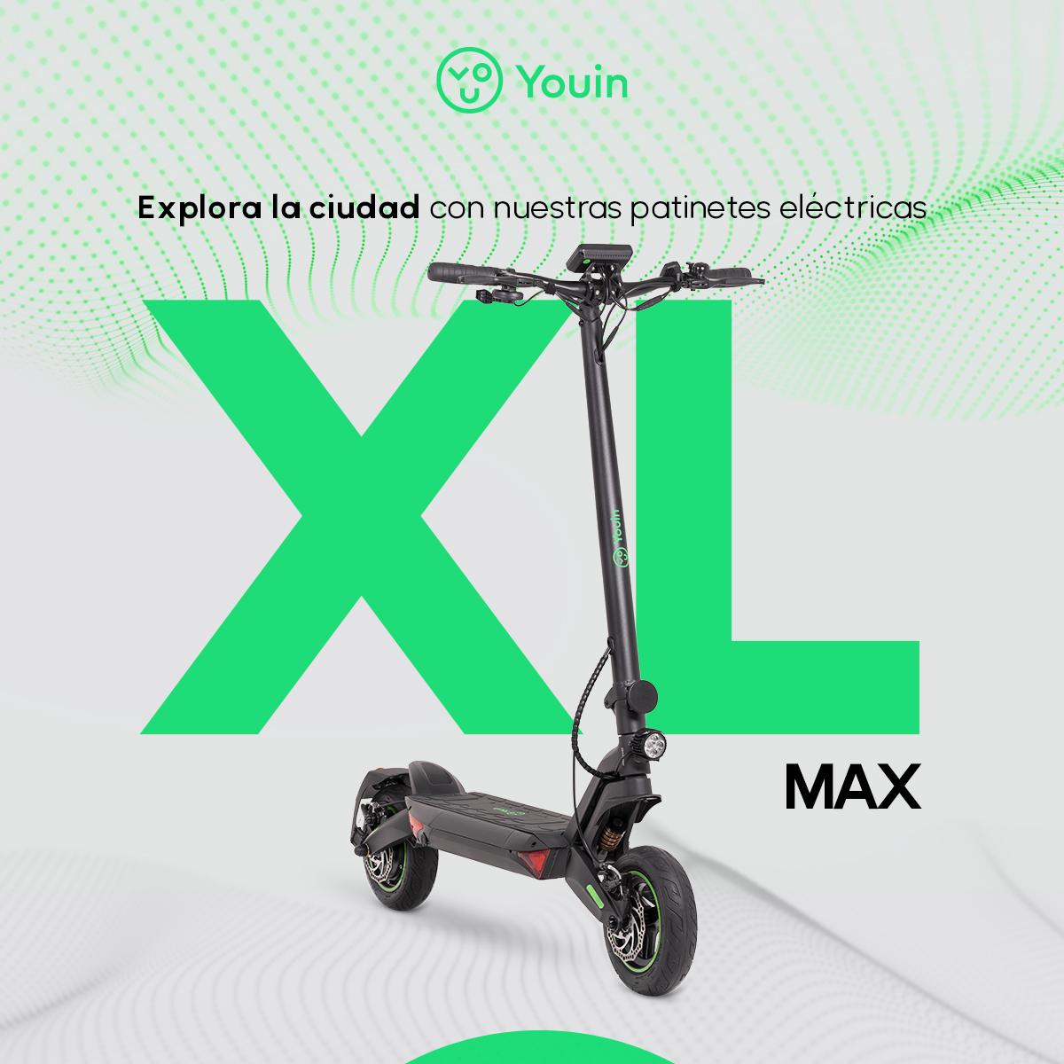 Een elektrische scooter met een groene XL MAX grafiek en tekst, op een lichtgroene achtergrond.