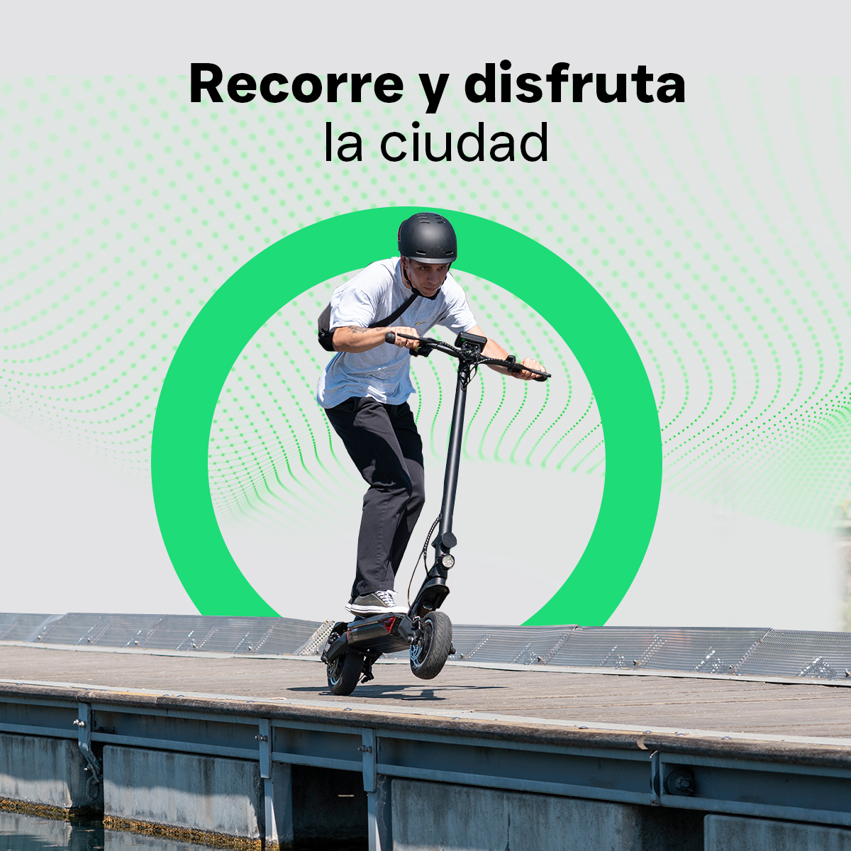 Een persoon die op een elektrische scooter rijdt op een promenade, met een groene cirkel.