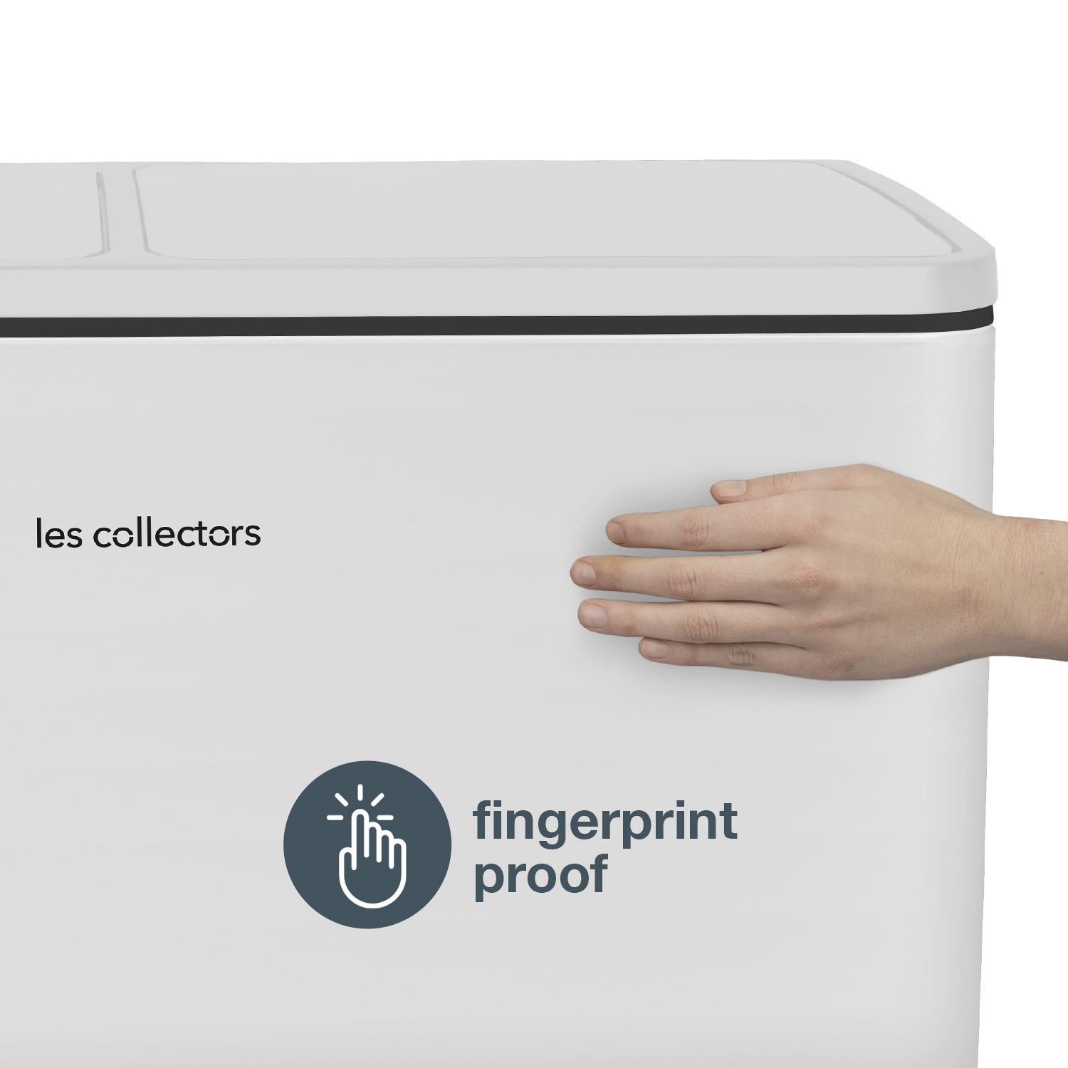 Ein weißer Mülleimer, mit einer Hand, die ihn berührt. Text zeigt, dass er fingerabdrucksicher ist.