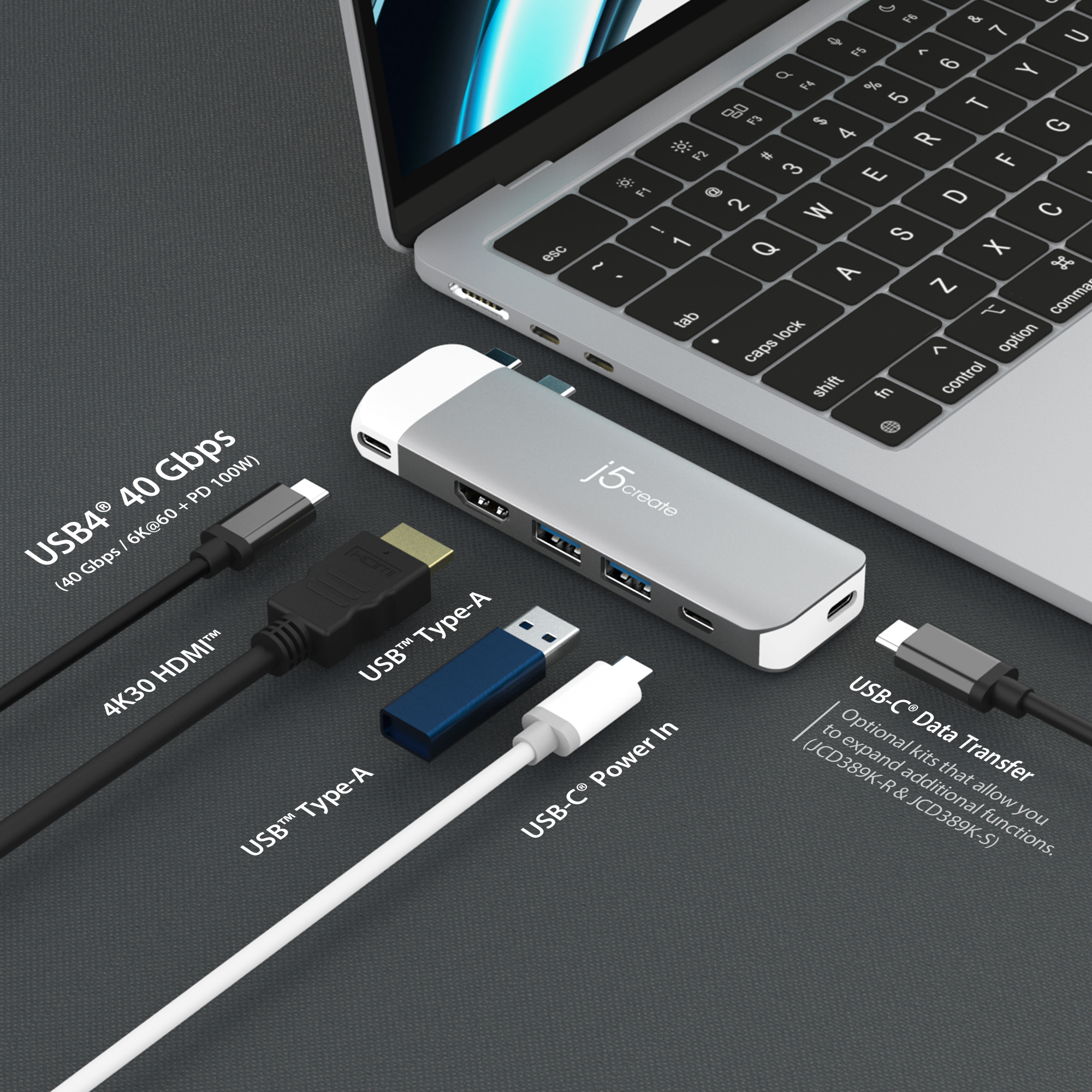 Laptop collegato a un hub argento con vari cavi e dispositivi USB.