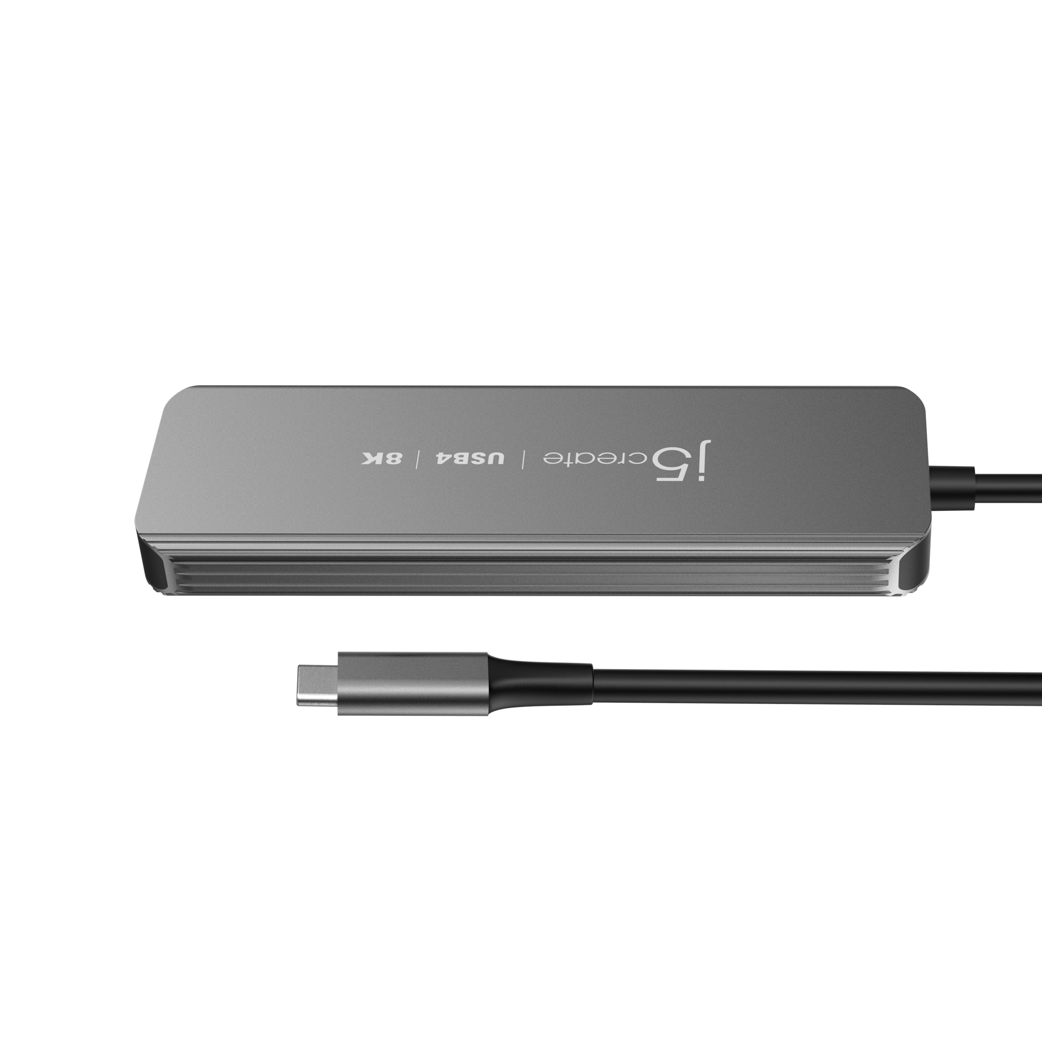 Un hub USB-C argentato con un cavo. L'hub ha una finitura grigia e l'etichetta "j5create" è visibile.