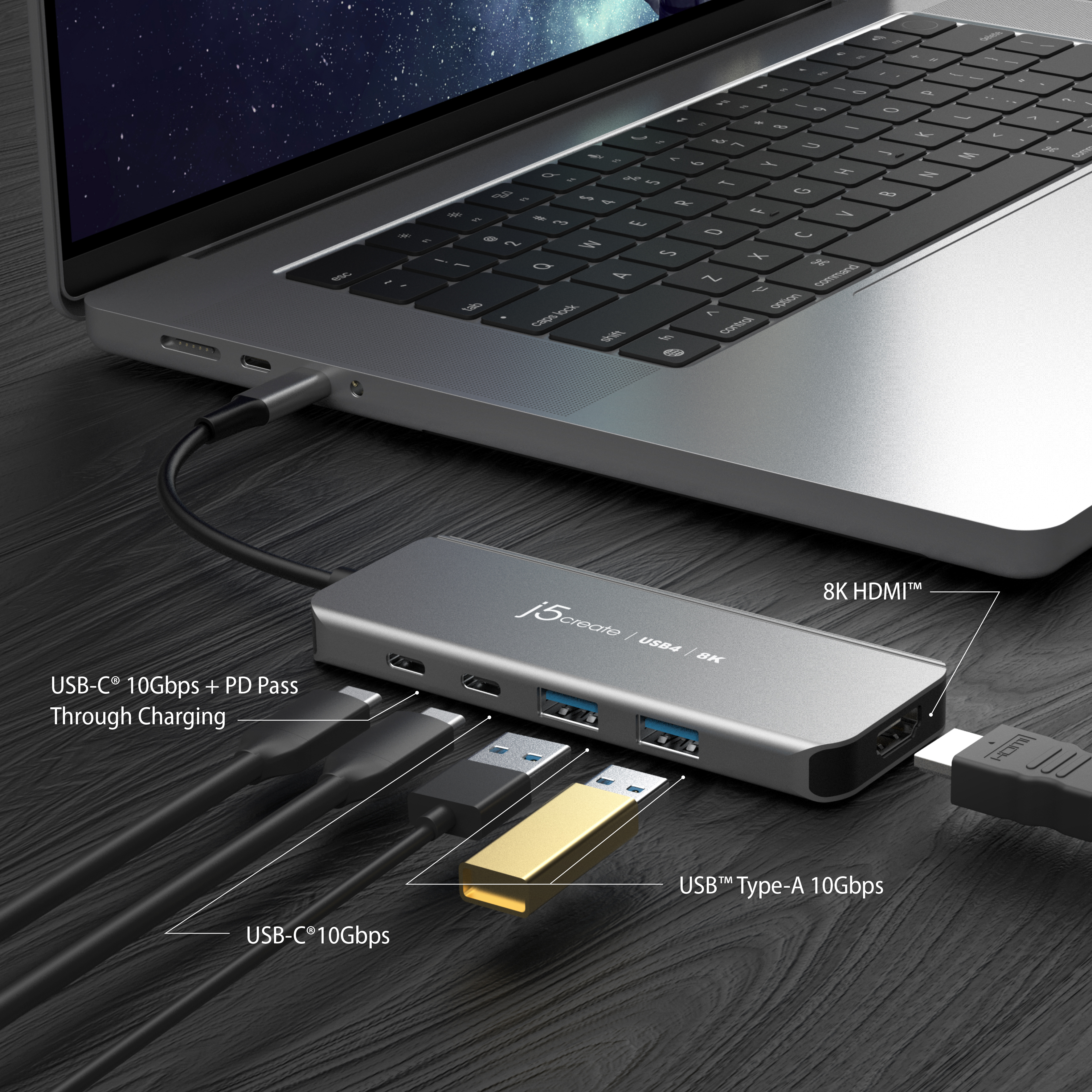 Un hub USB argentato collegato a un laptop con varie porte e cavi.