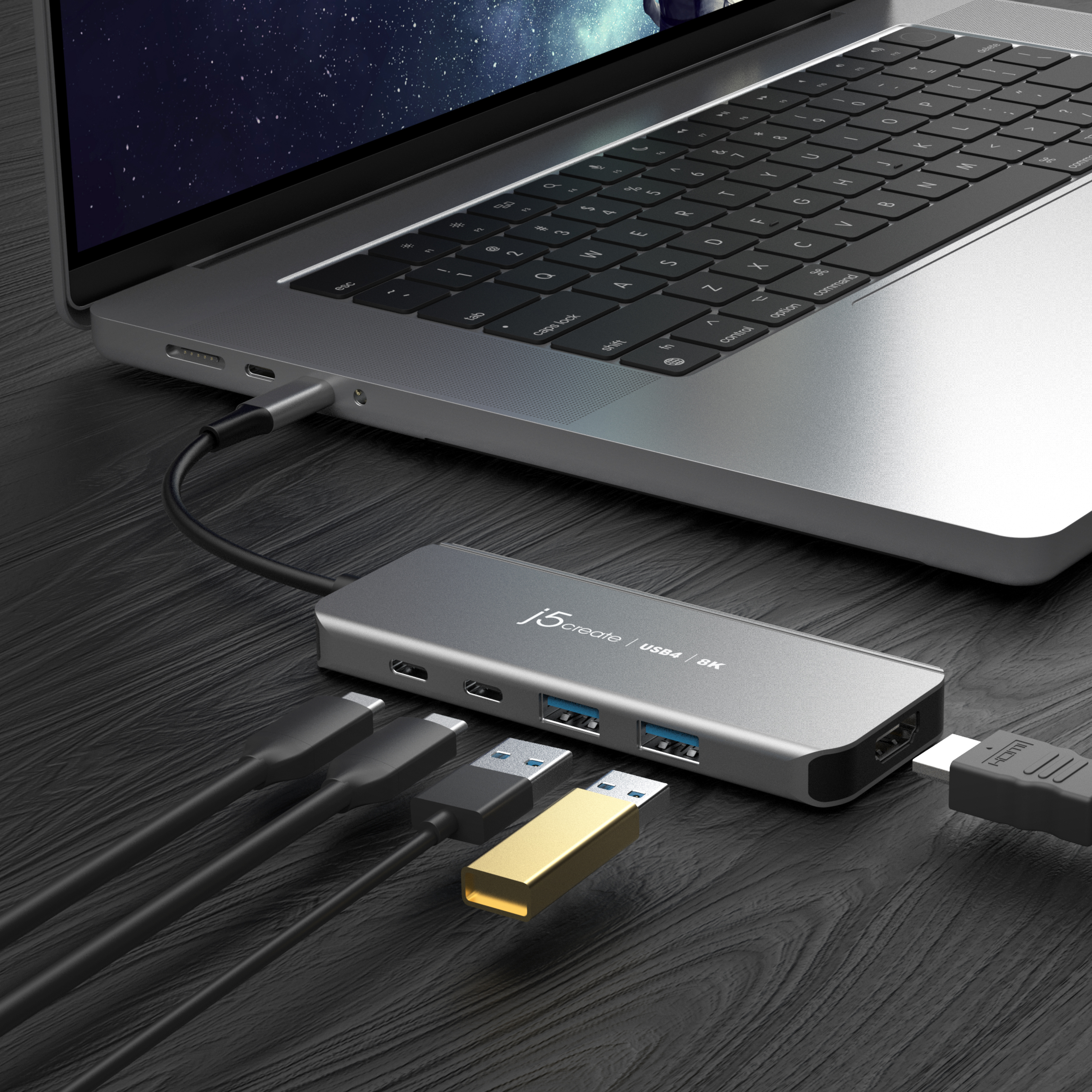 Hub USB collegato a un laptop. Diversi cavi neri e una porta USB dorata sono visibili.