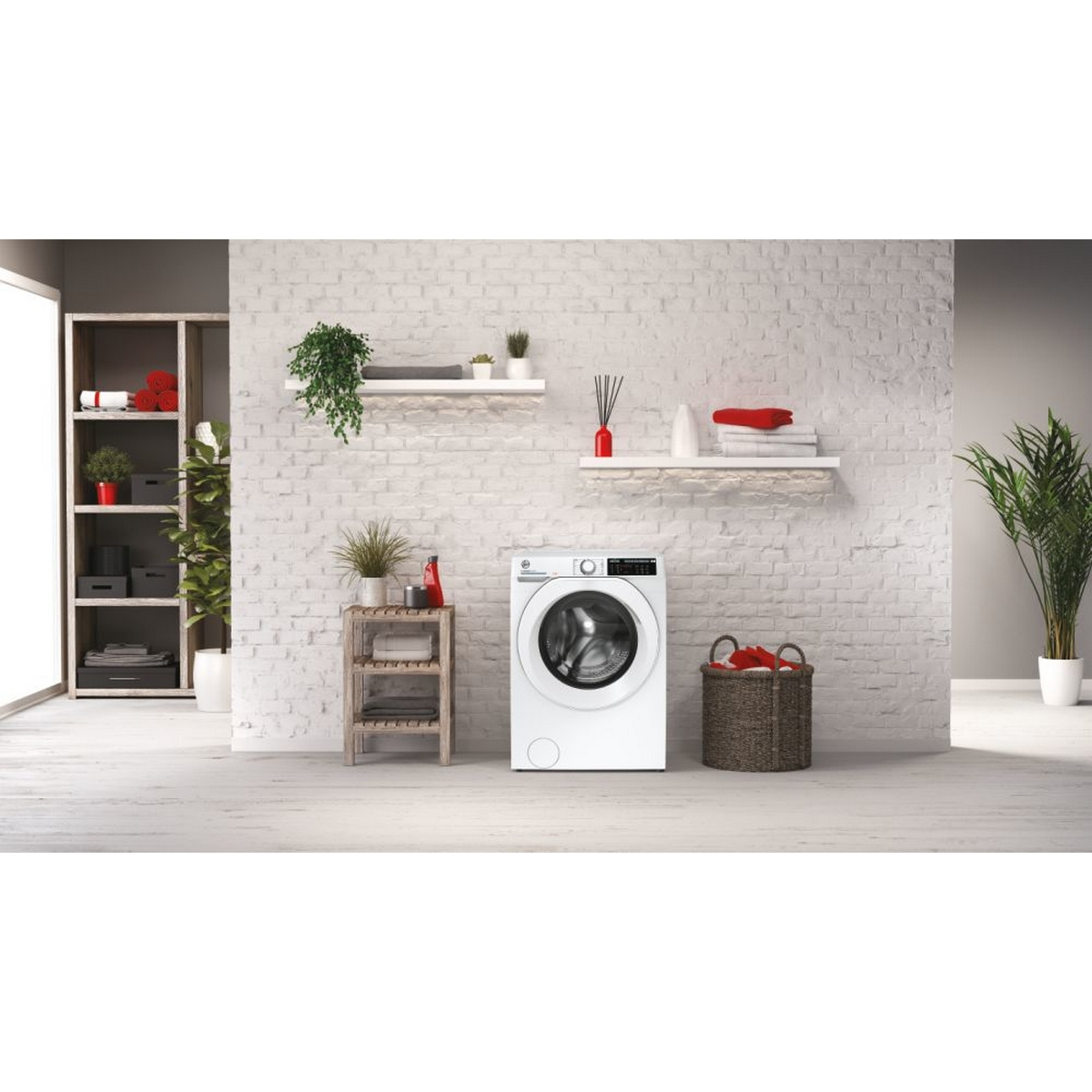 Een wasmachine met witte muren, planken en een mand in een kamer.