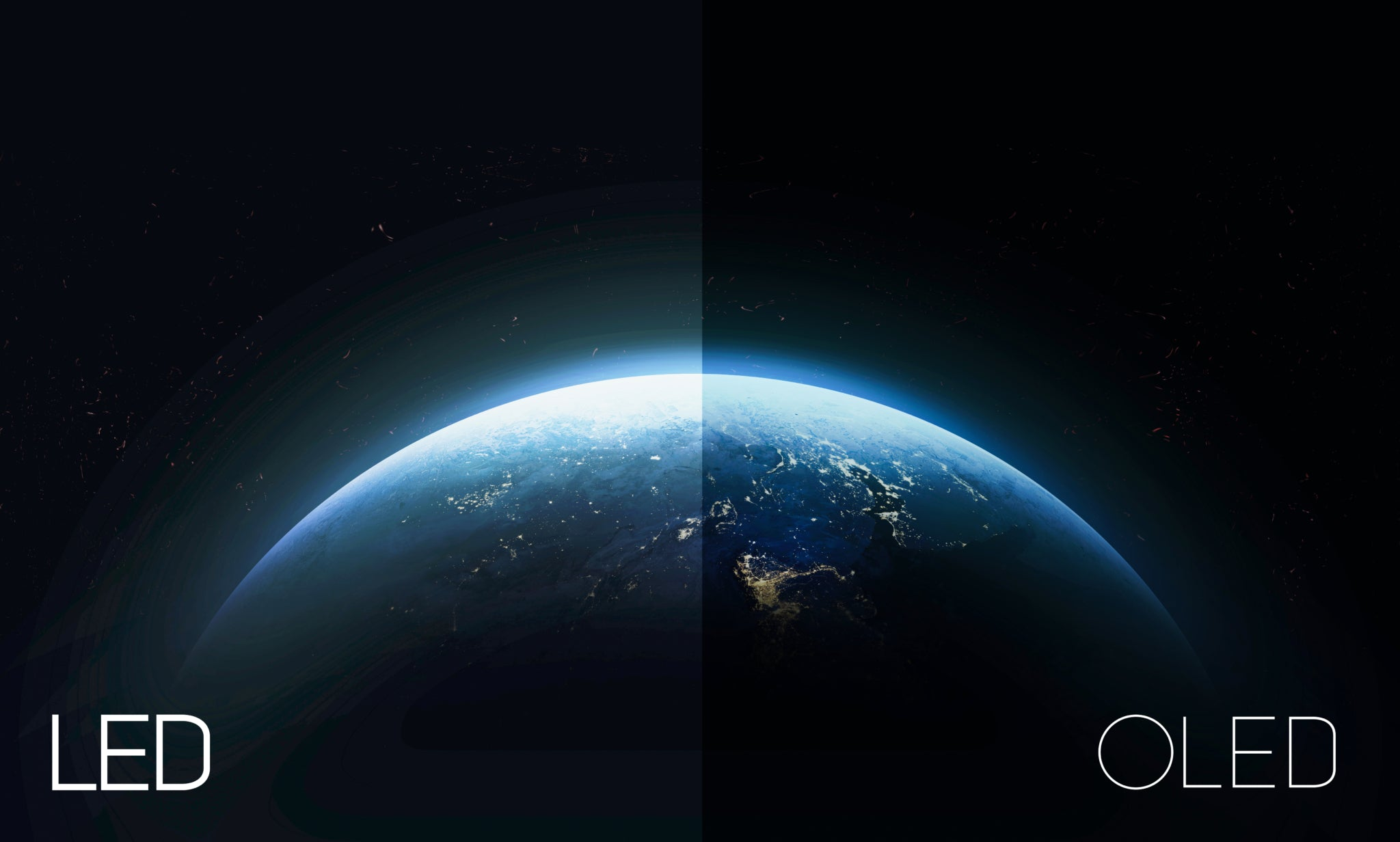 Vergelijking van LED- en OLED-schermen. LED links, OLED rechts. Beide tonen de aarde.