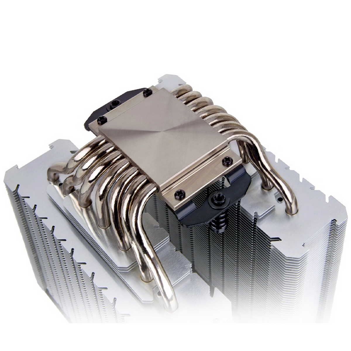 Srebrny cooler do komputera z wieloma rurkami cieplnymi i żeberkami. Białe tło.