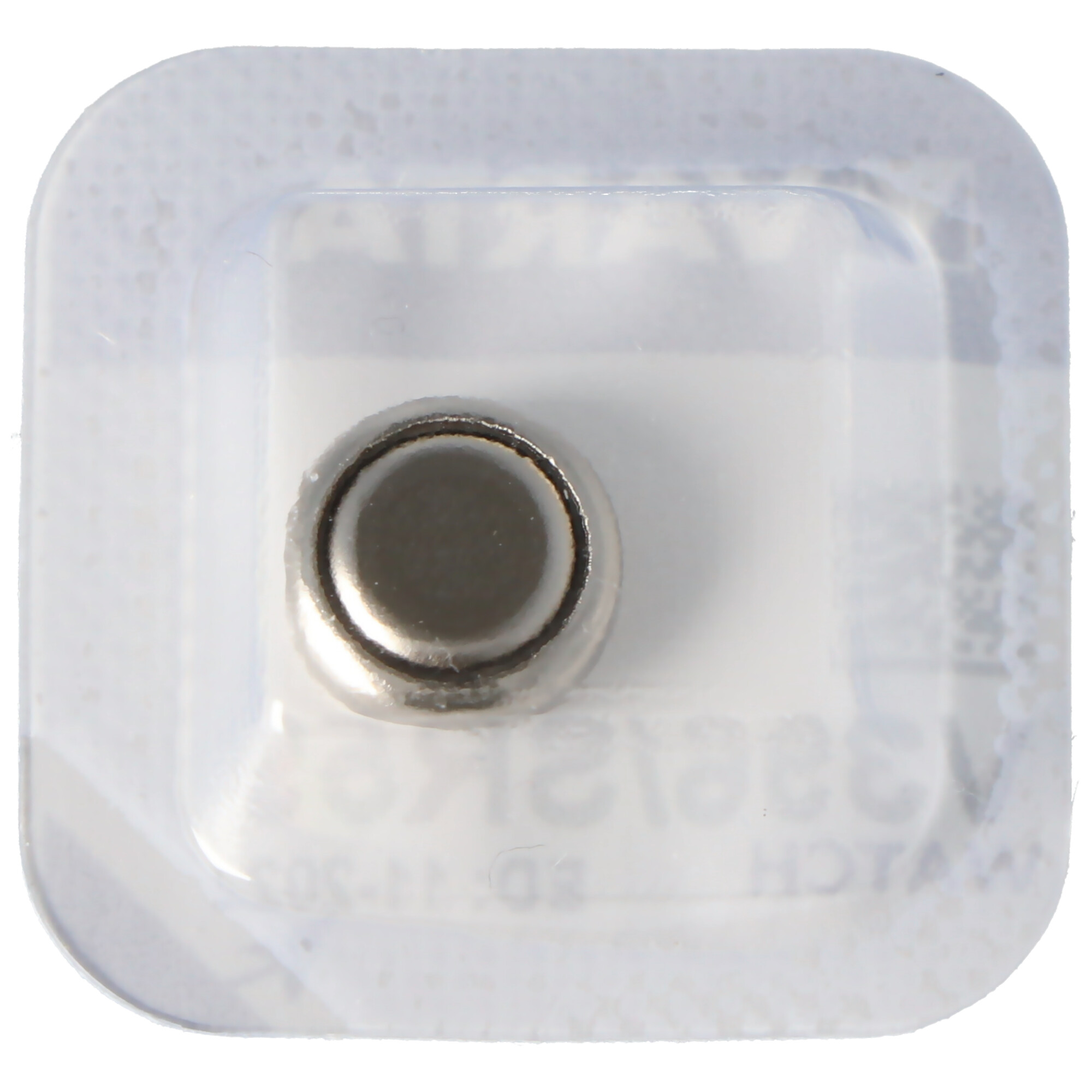 Eine kleine, runde, silberne Batteriezelle in einer transparenten Kunststoff-Blisterpackung.
