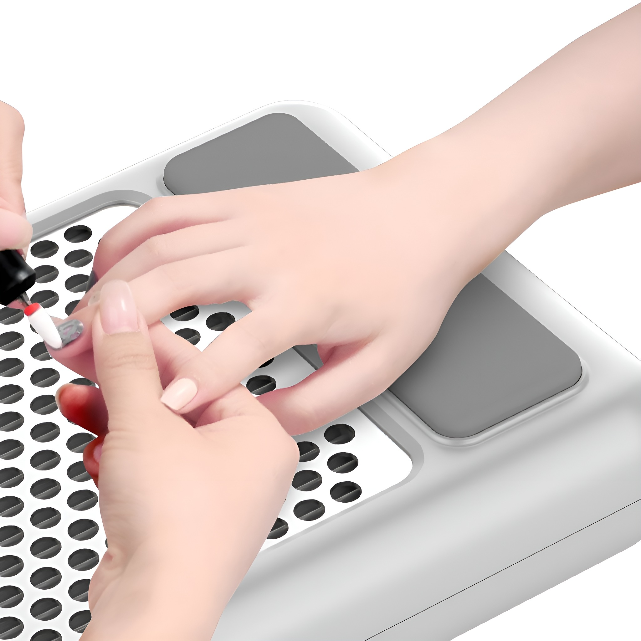 Eine Person trägt Nagellack auf die Fingernägel einer anderen Person auf einer weißen Oberfläche auf.