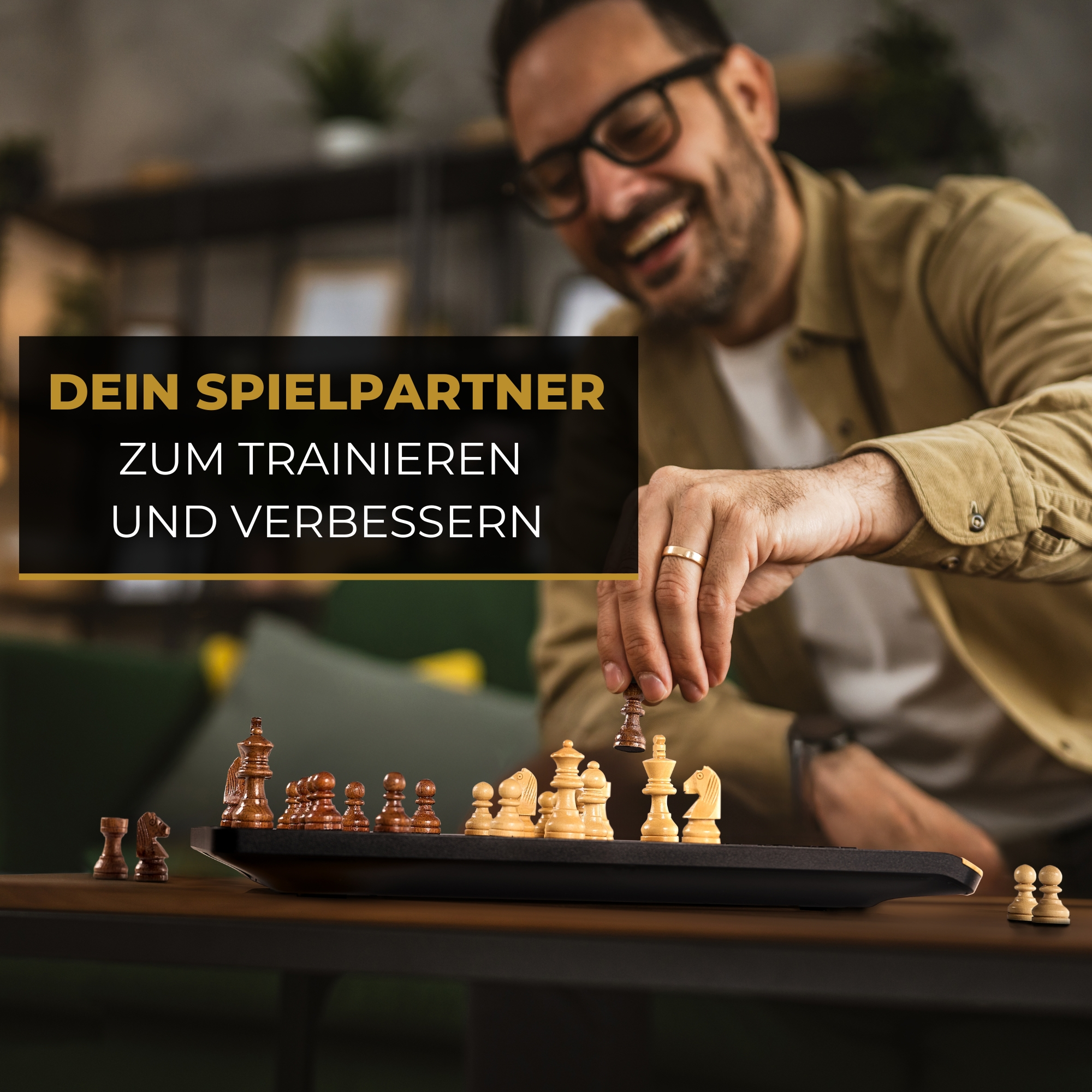Mann spielt Schach. Schachbrett, Figuren aufgestellt, Mann lächelt, greift nach einer Figur.
