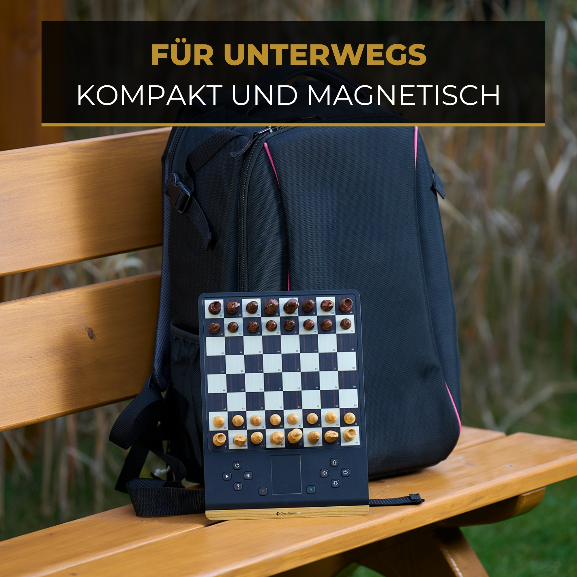 Schachspiel auf einem Tisch. Ein Rucksack ist im Hintergrund.