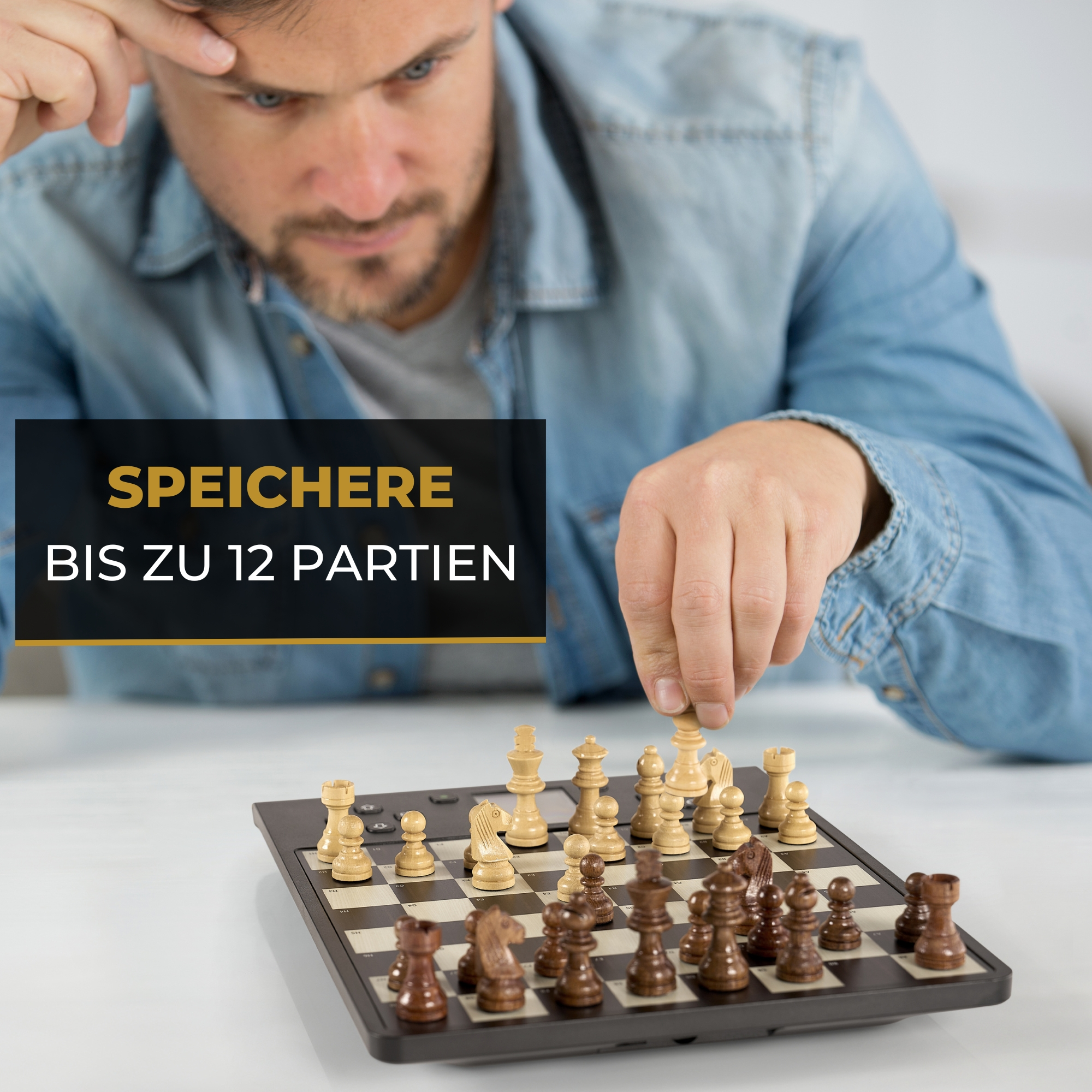 Mann spielt Schach mit hellen und dunklen Figuren. Text: Speichere bis zu 12 Partien.