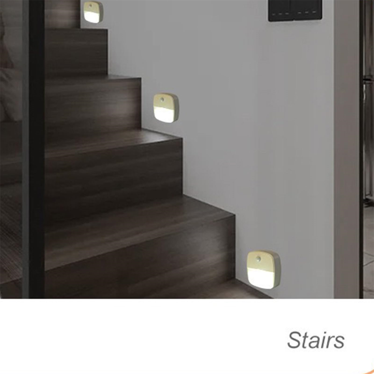 Holztreppe mit Lichtern an den Wänden. Jedes Licht ist ein kleines Quadrat, das Licht aussendet.