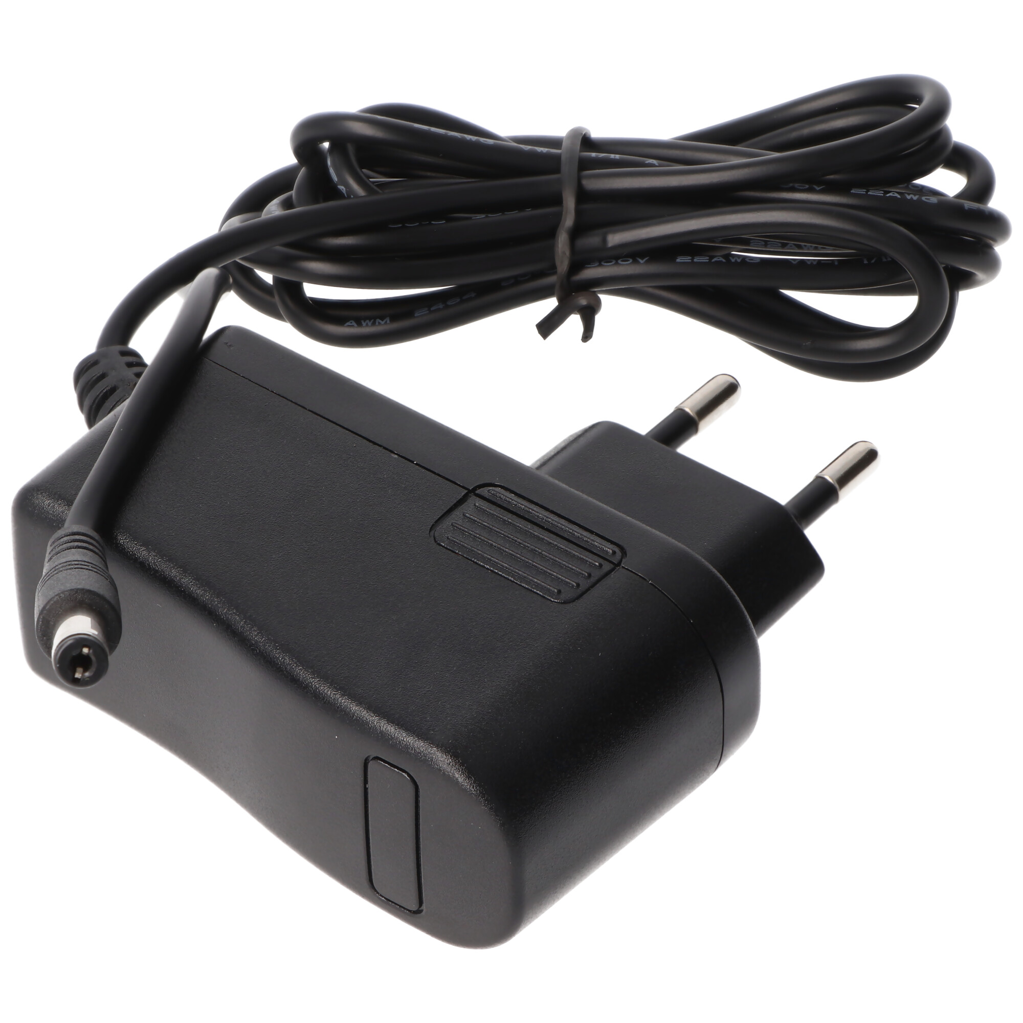 Een zwarte voedingsadapter met een DC-connector en een stekker, met een zwarte kabel, geïsoleerd op wit.