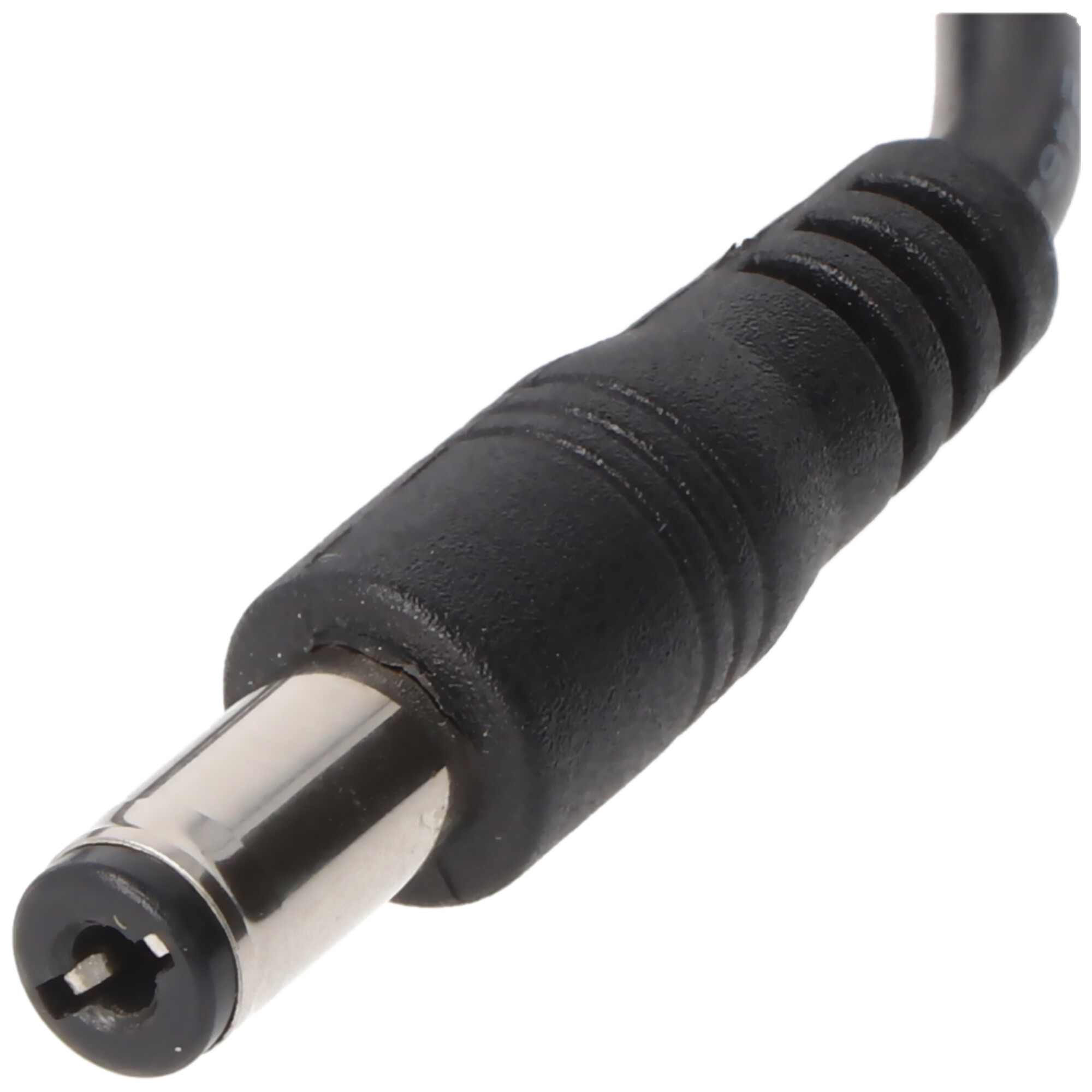 Close-up van een zwarte stroomkabelconnector. Het is geïsoleerd op een witte achtergrond.