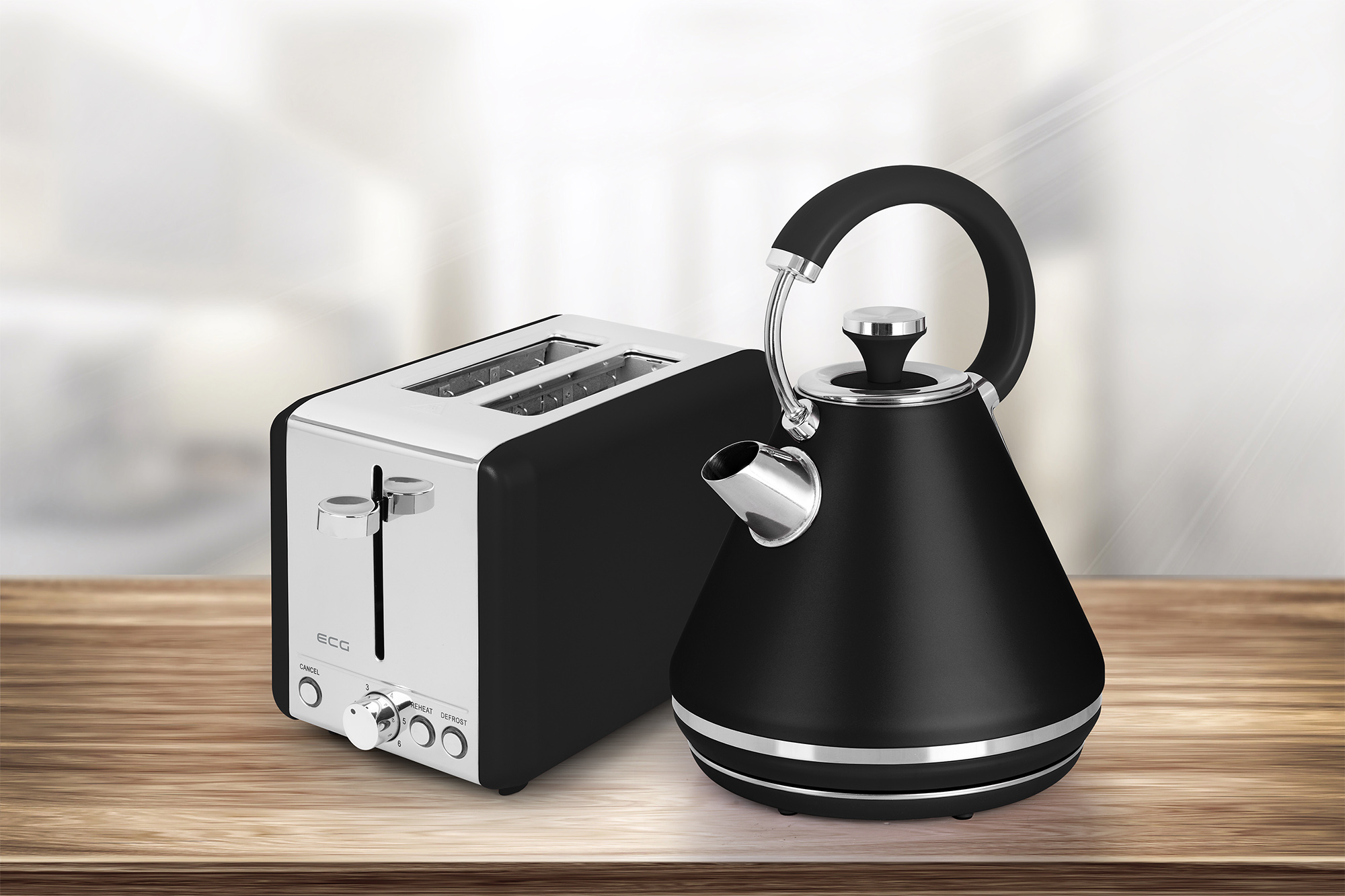Toaster und Wasserkocher-Set auf einer Holzoberfläche. Der Toaster ist schwarz und silber, der Wasserkocher schwarz.