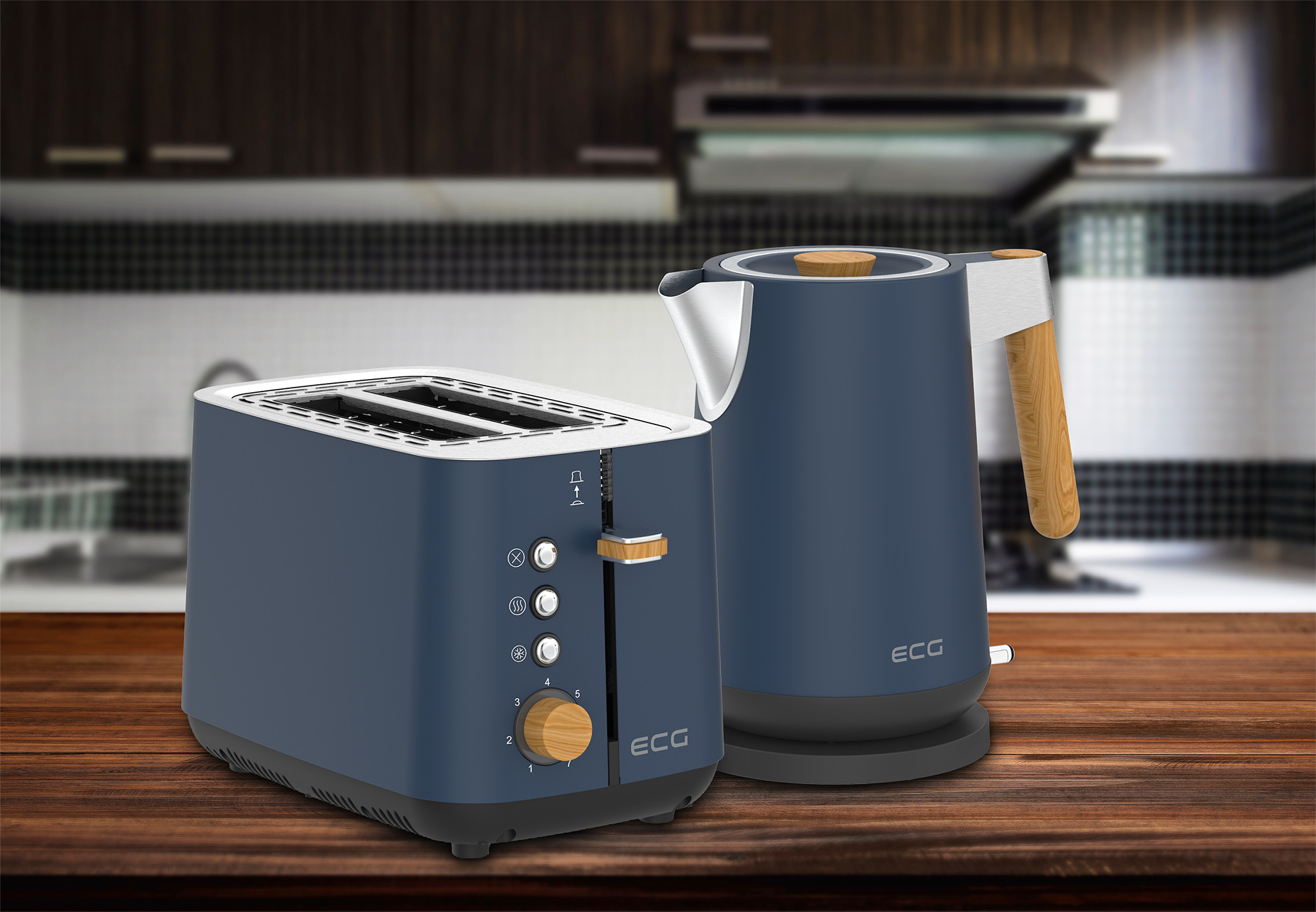 Blaues Toaster- und Wasserkocher-Set auf Holzoberfläche, mit Küchenhintergrund.