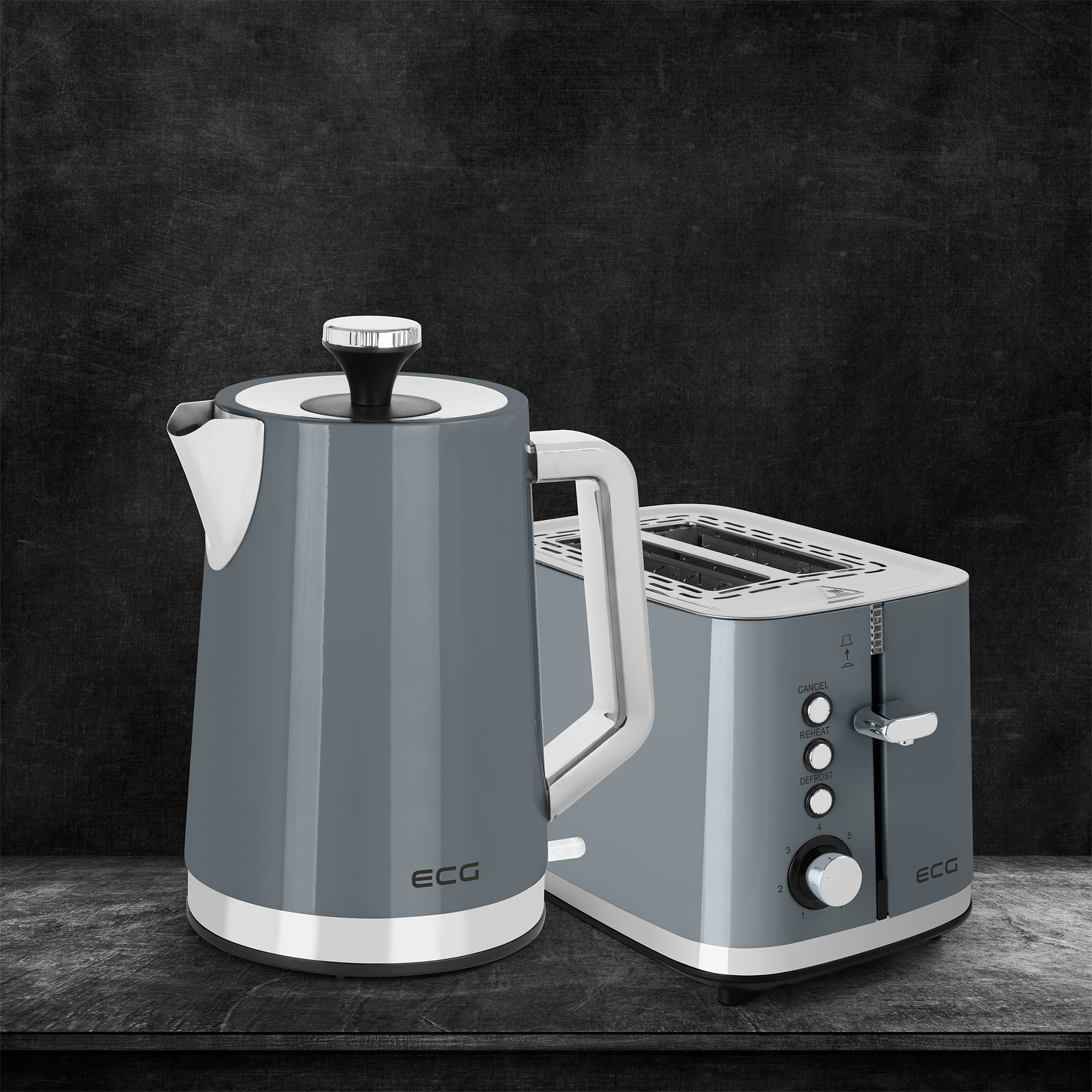 Graues Wasserkocher- und Toaster-Set auf einer Holzoberfläche vor dunklem Hintergrund. Marke: ECG.