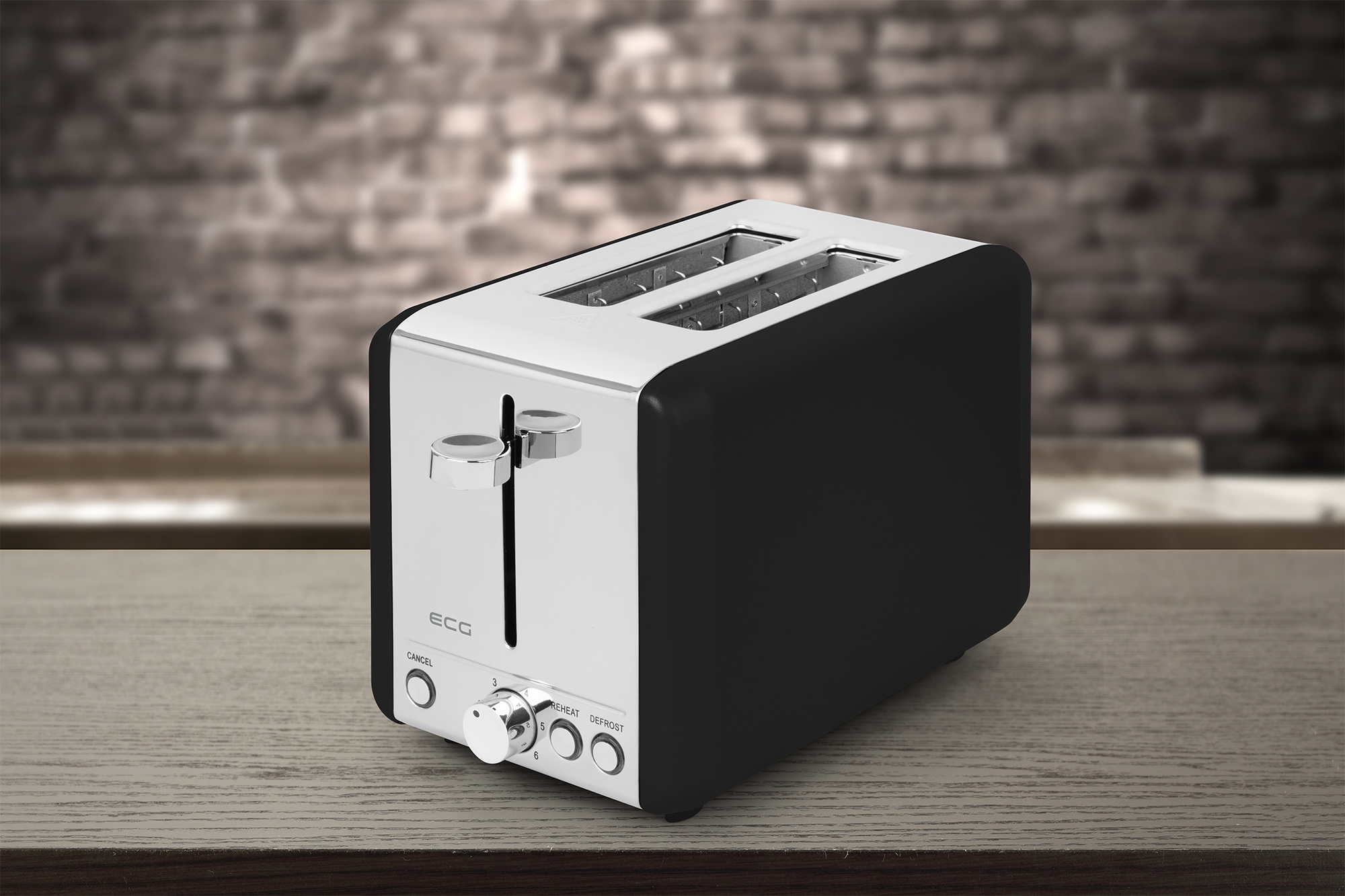 Czarny i srebrny toster na drewnianym stole. Toster ma dwa otwory i pokrętła sterowania.