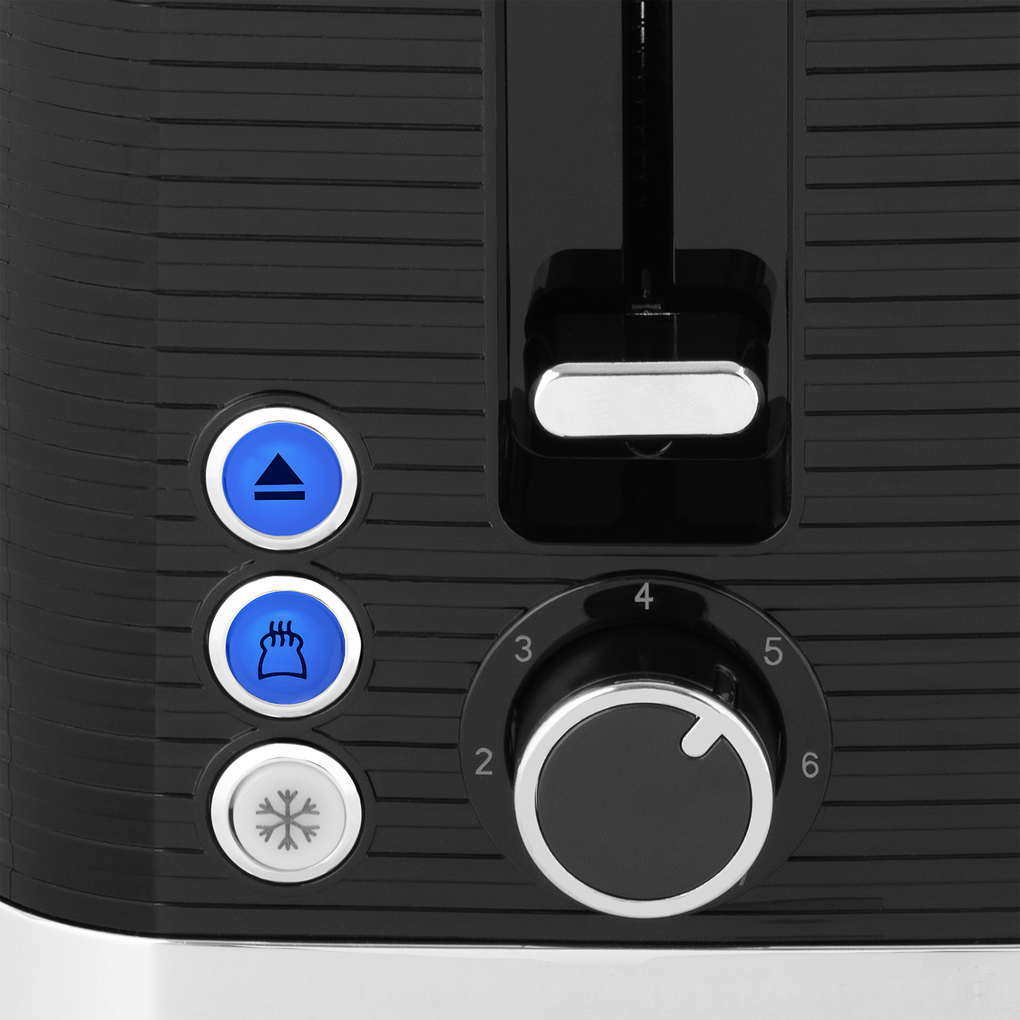 Zbliżenie czarnego i srebrnego tostera z przyciskami i pokrętłem.