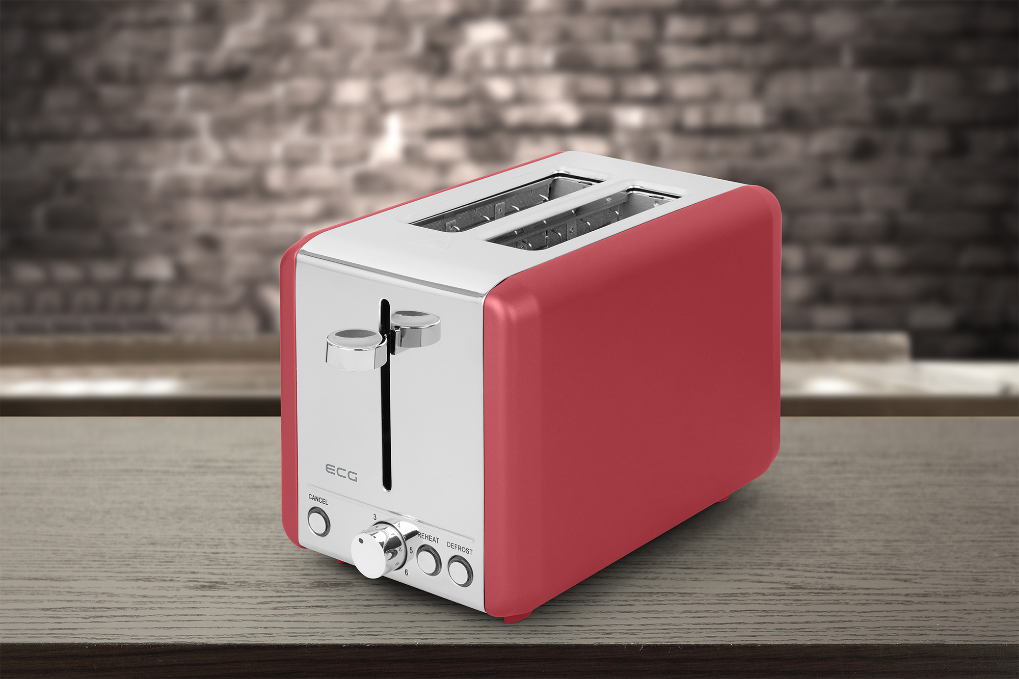 Czerwony i biały toster retro na drewnianym stole z tłem z ceglanej ściany.