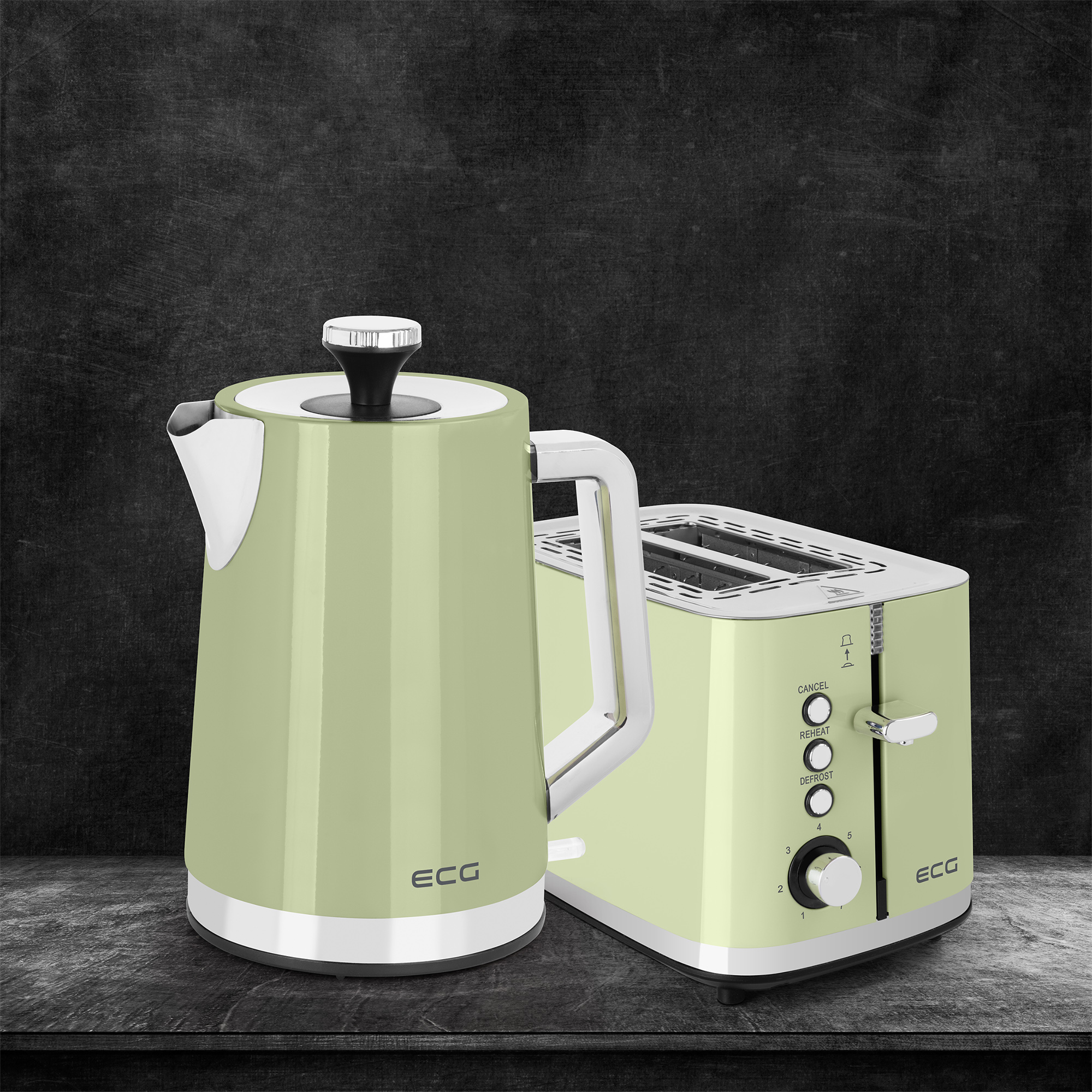 Ein grünes Wasserkocher- und Toaster-Set auf dunkler Holzoberfläche. Schwarzer Hintergrund.