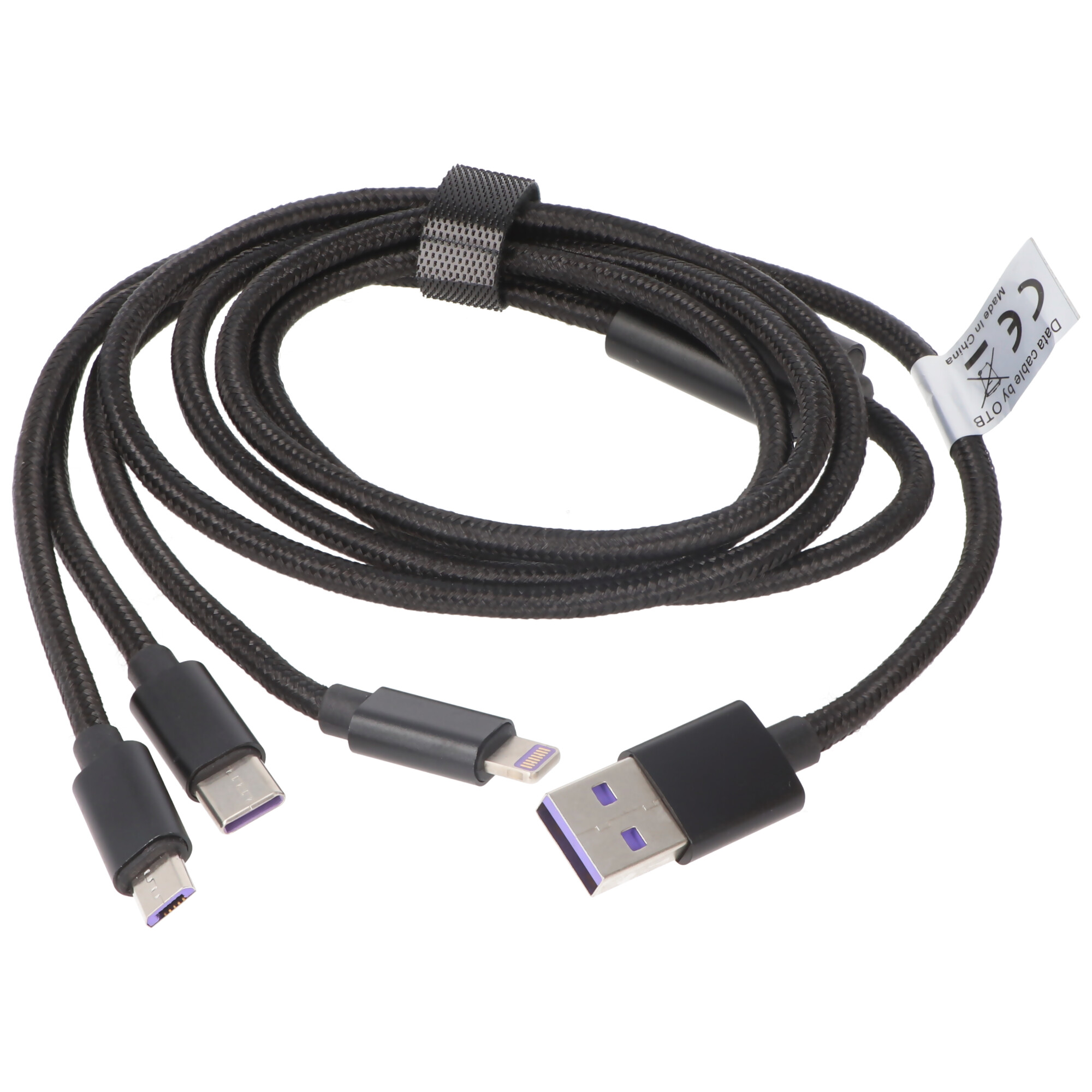 Zwarte USB-kabel met USB-C- en Lightning-connectoren. Witte achtergrond.