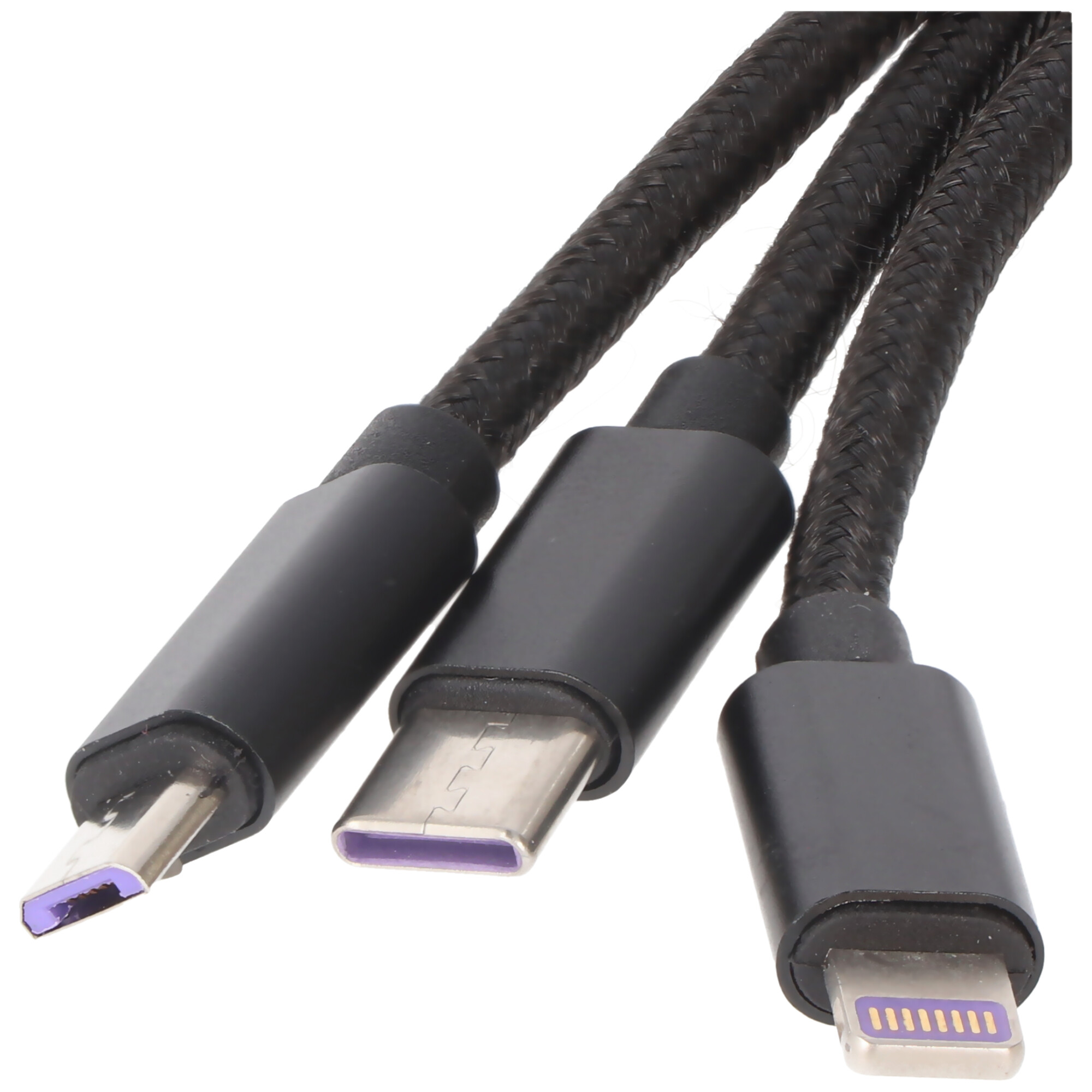 Drie zwarte oplaadkabels met verschillende connectoren: micro-USB, USB-C en Lightning, op een witte achtergrond.