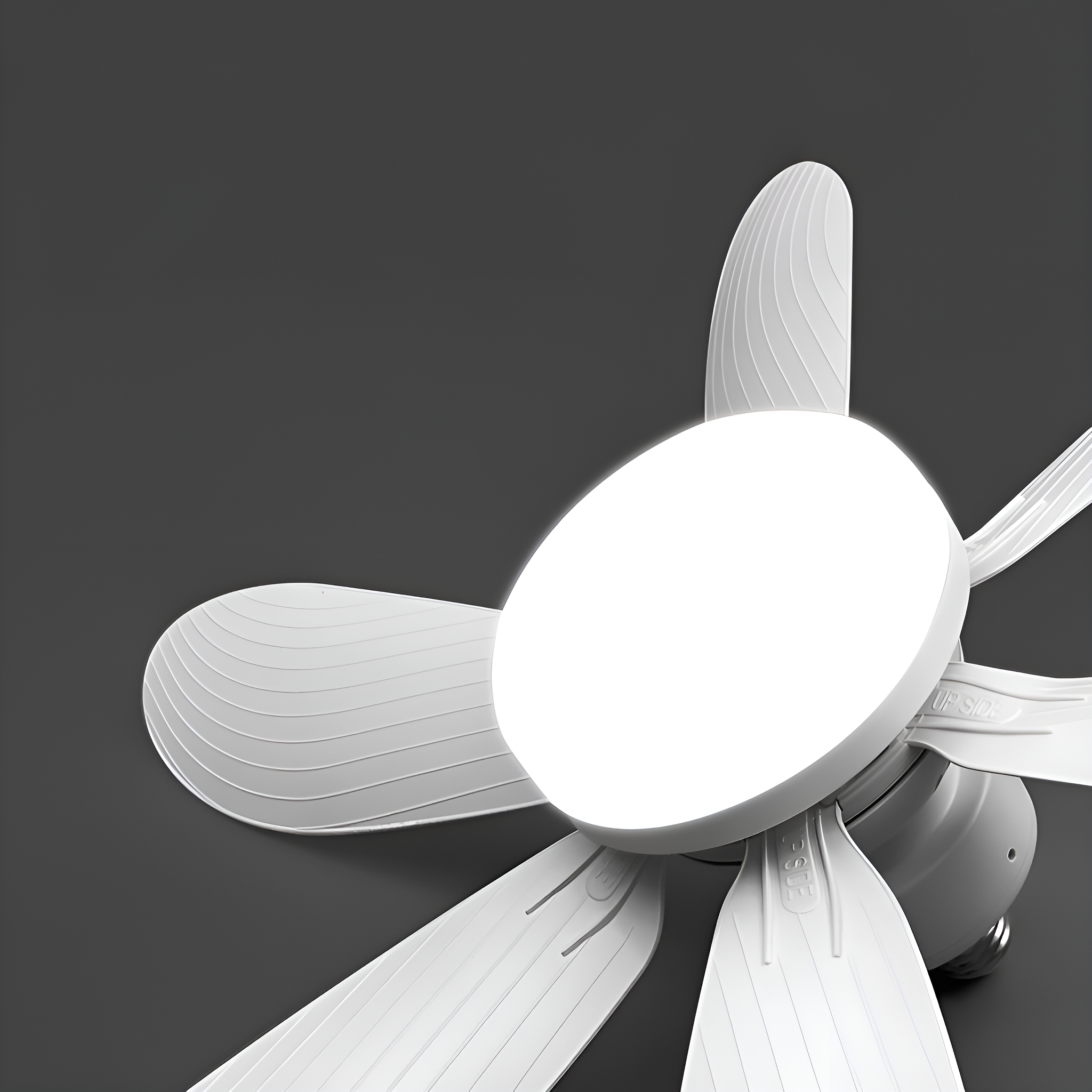 Weißer Deckenventilator mit vier Flügeln. Licht scheint auf den Ventilator. Grauer Hintergrund.