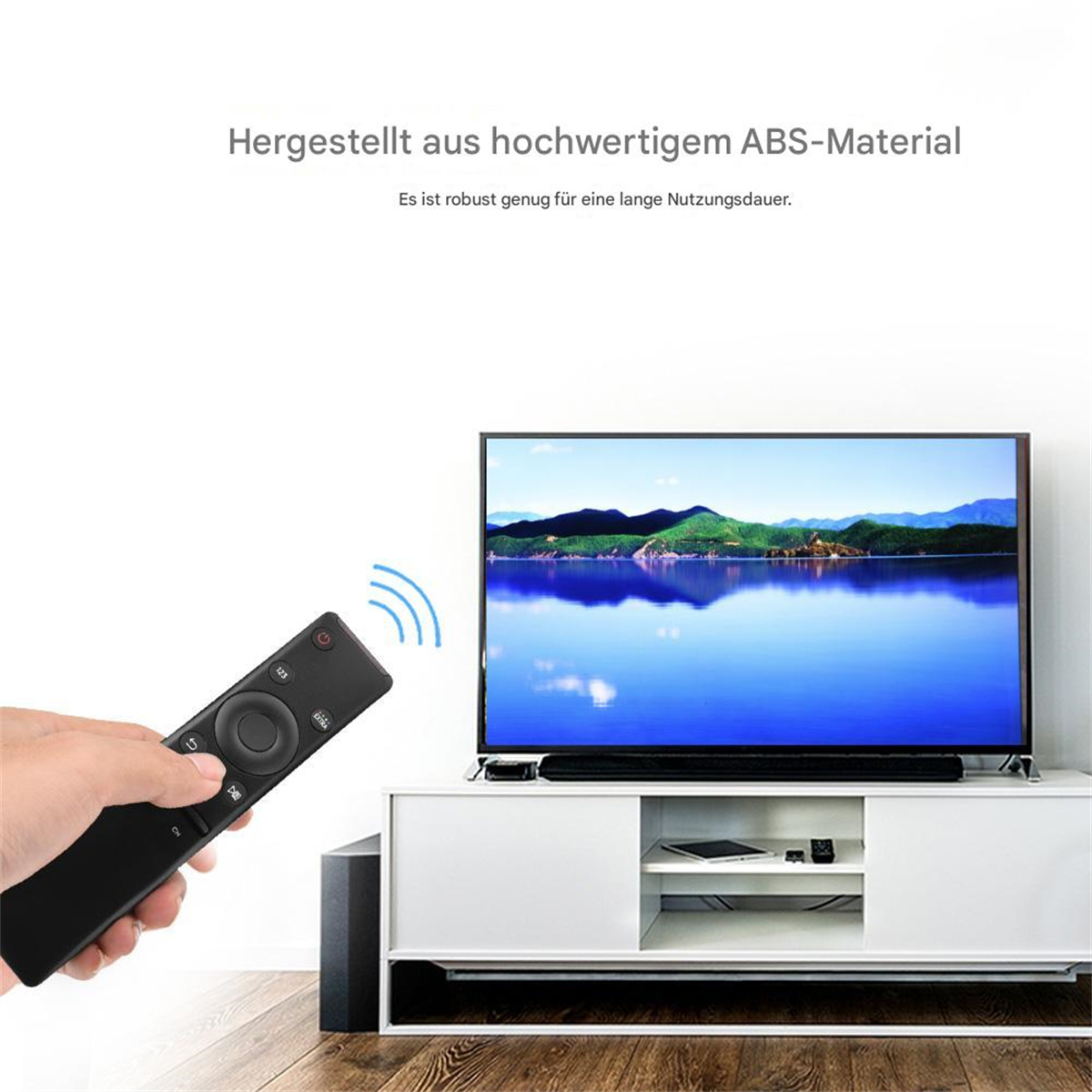 Eine Hand, die eine TV-Fernbedienung hält und auf einen Flachbildfernseher zielt.