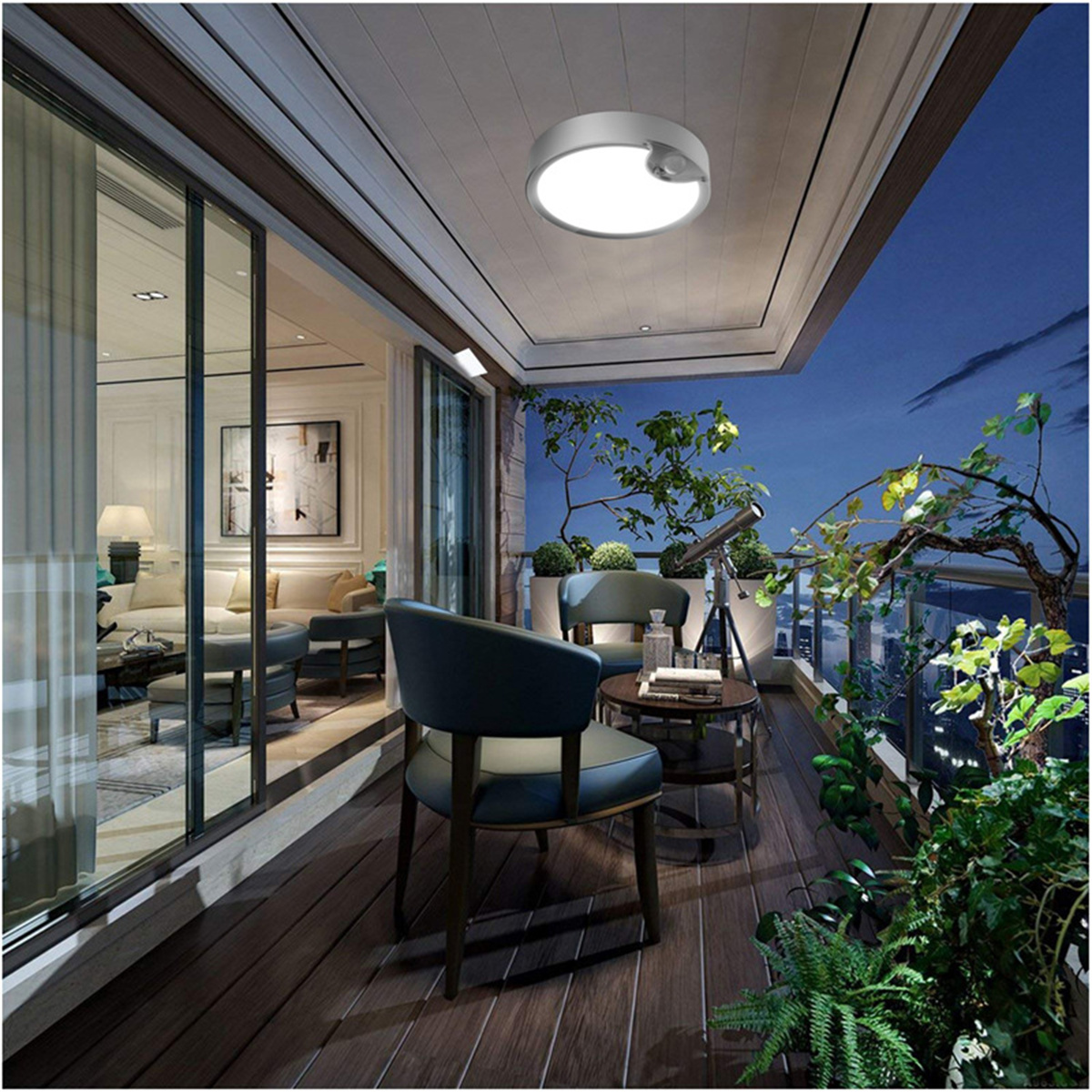 Ein Balkon mit Tisch und Stühlen und Blick auf die Stadt bei Nacht. Es gibt Pflanzen.