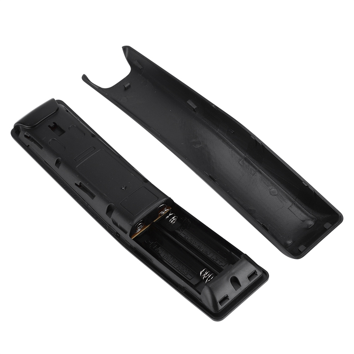 Schwarze Fernbedienung mit geöffneter Rückseite, die das Batteriefach freilegt.
