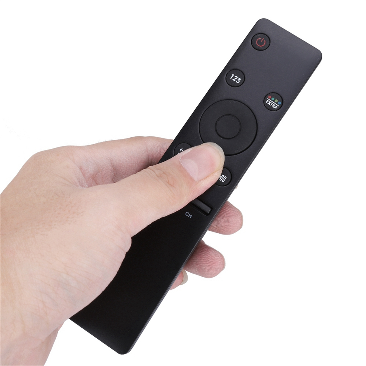 Schwarze TV-Fernbedienung in der Hand. Weißer Hintergrund.