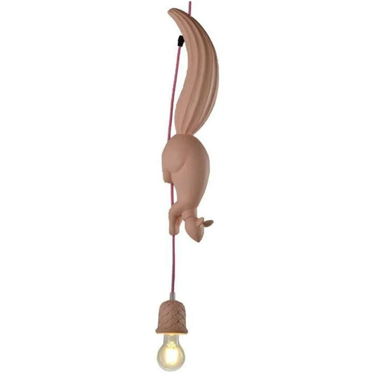 Eine hellbraune eichhörnchenförmige Lampe hängt an einem lila Kabel, mit einer Glühbirne unten.