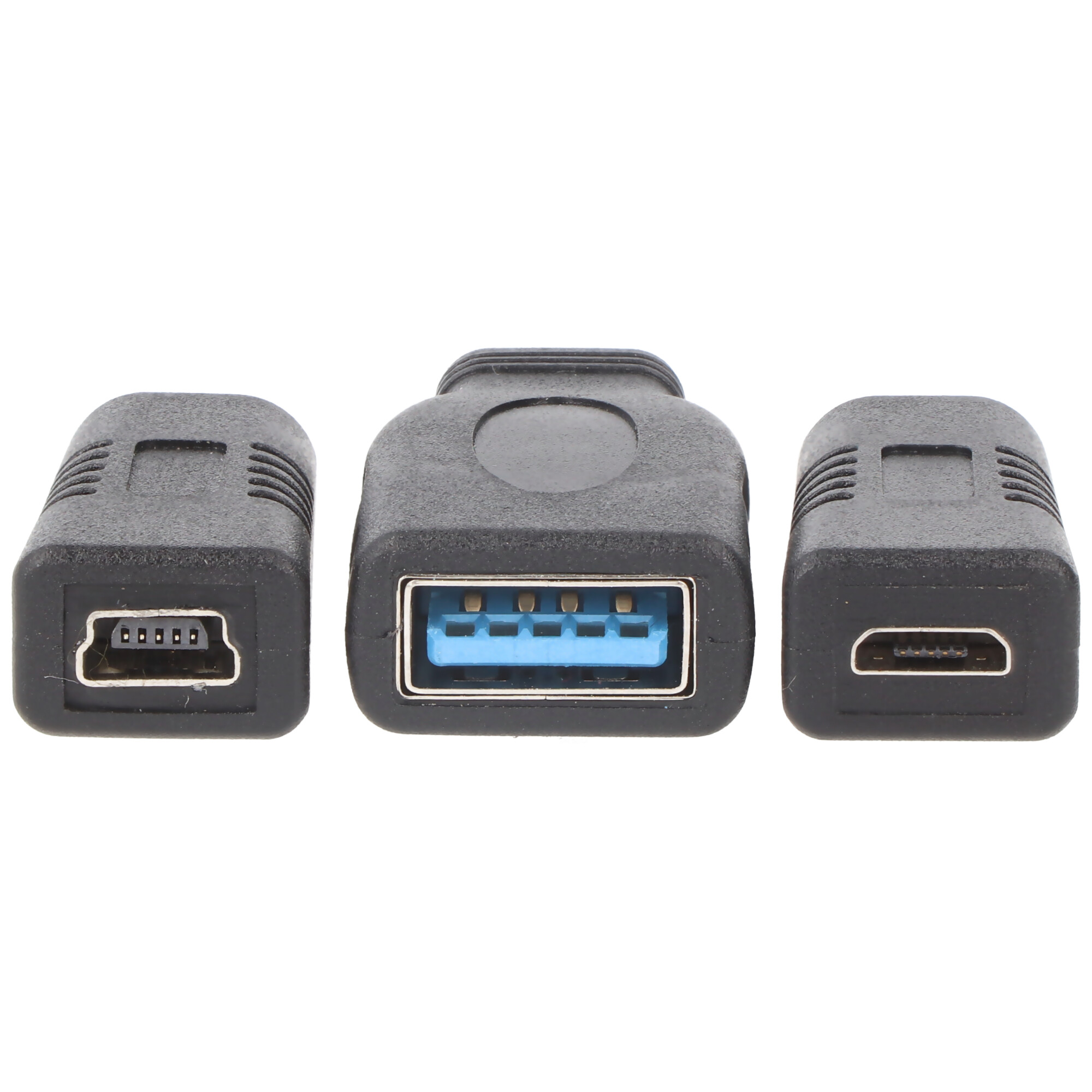 USB-adapters, zwart. Van links: mini-USB, USB en micro-USB. Witte achtergrond.