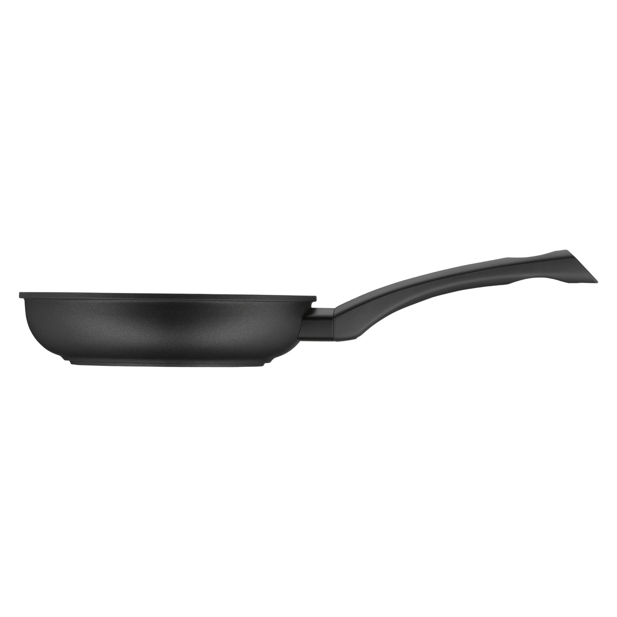 Schwarze Bratpfanne mit langem schwarzem Griff, vor weißem Hintergrund, Seitenansicht.