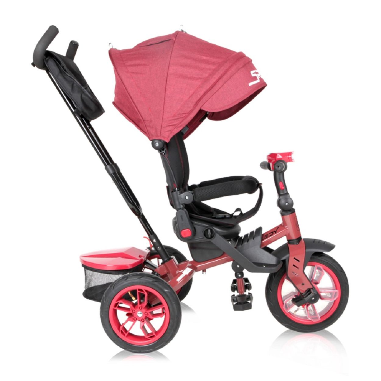 Rotes und schwarzes Baby-Dreirad mit Verdeck und Aufbewahrungskorb. Es ist auf weißem Hintergrund.